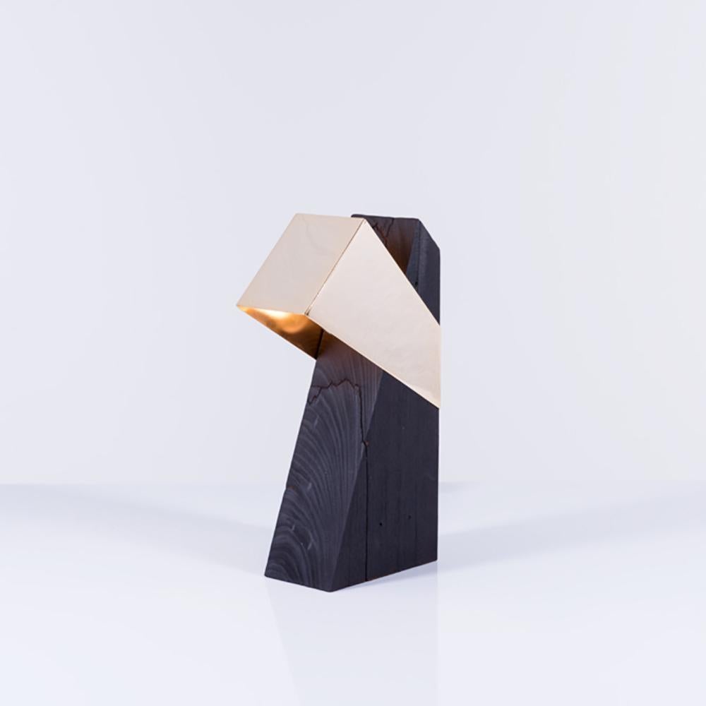 Réutilisées à partir de poutres de bois de démolition appartenant à des bâtiments du début du vingtième siècle, un luminaire minimaliste : 