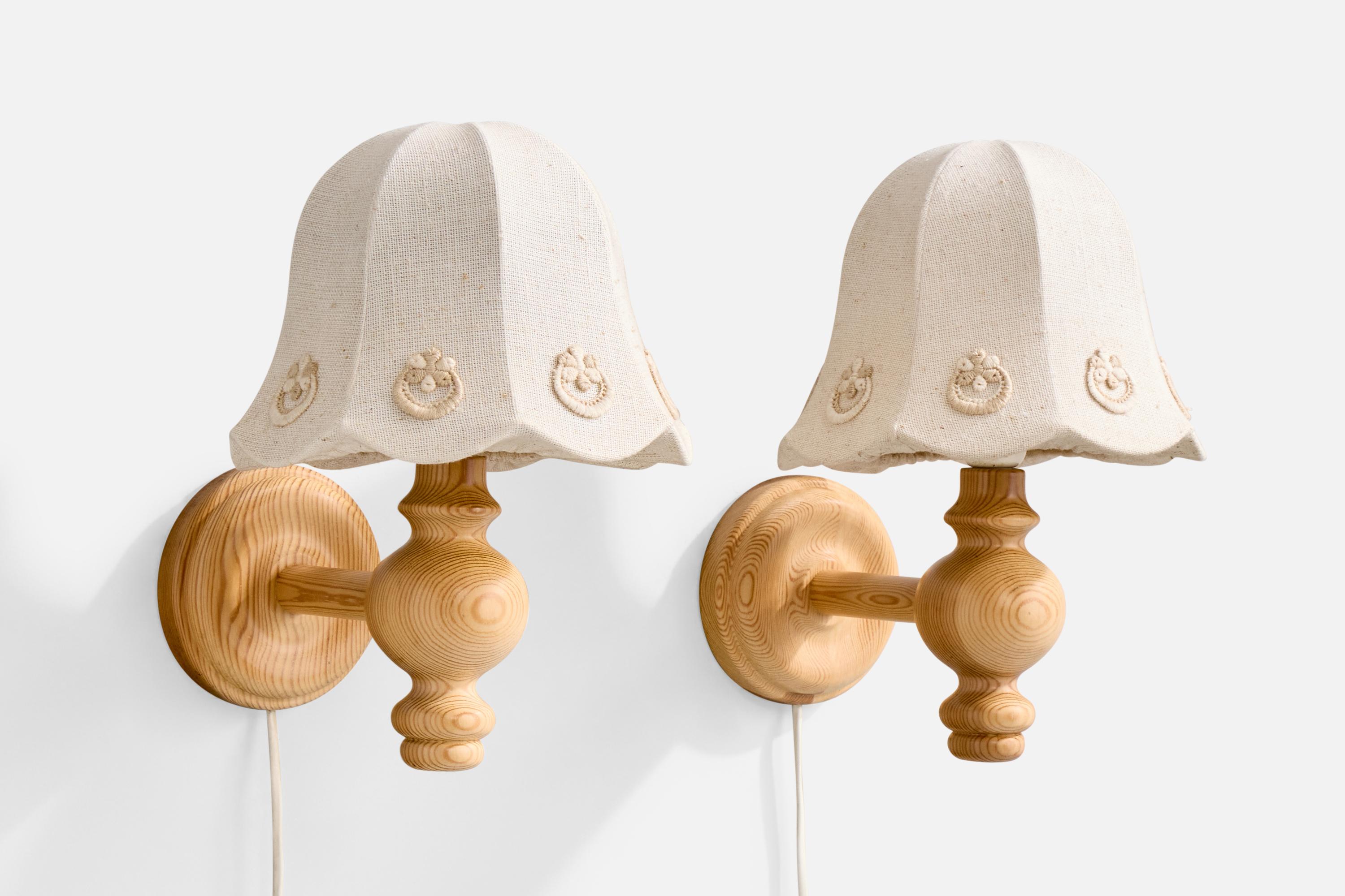 Pareja de apliques de pino y tela bordada blanca fabricados por Vigan, Suecia, c. 1980.

Desgaste propio de la edad y el uso

Dimensiones totales (pulgadas): 12,5