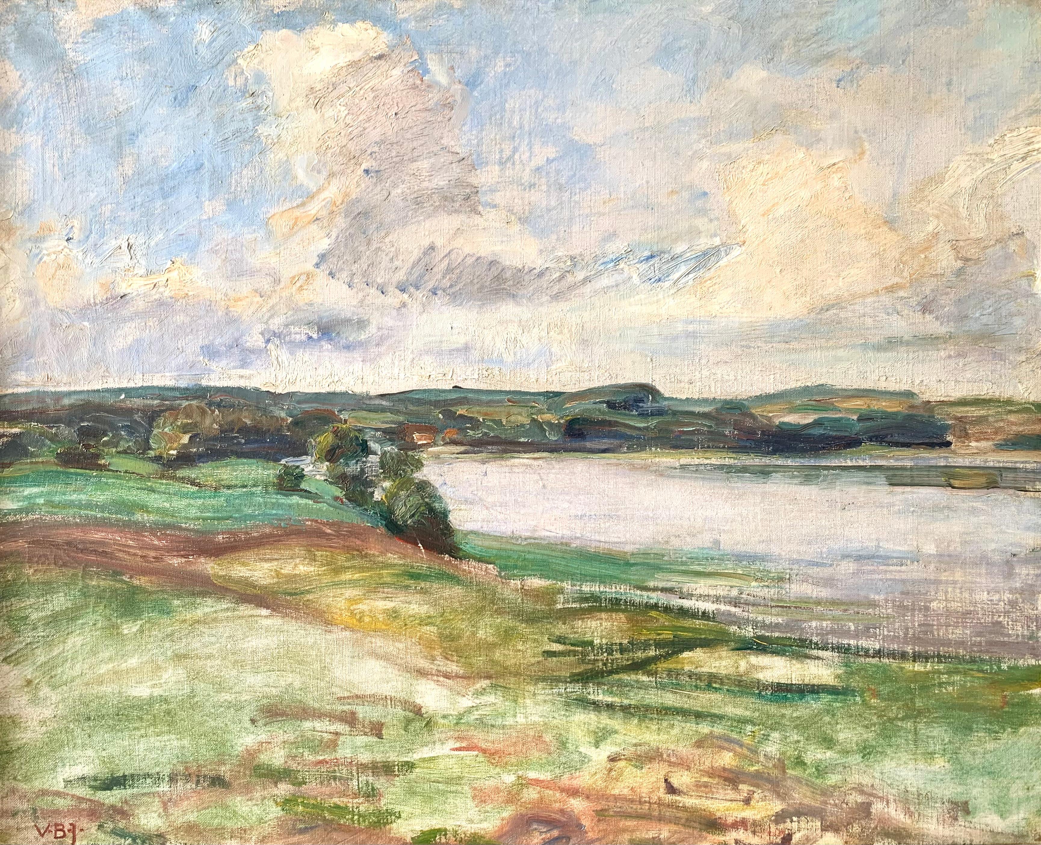 Il s'agit d'un grand paysage côtier original peint à l'huile sur toile par le célèbre peintre danois Viggo Bertram Jacobsen (1900-1969). 

La peinture est de style impressionniste avec un ciel bleu nuageux et des champs de verdure bordant les eaux