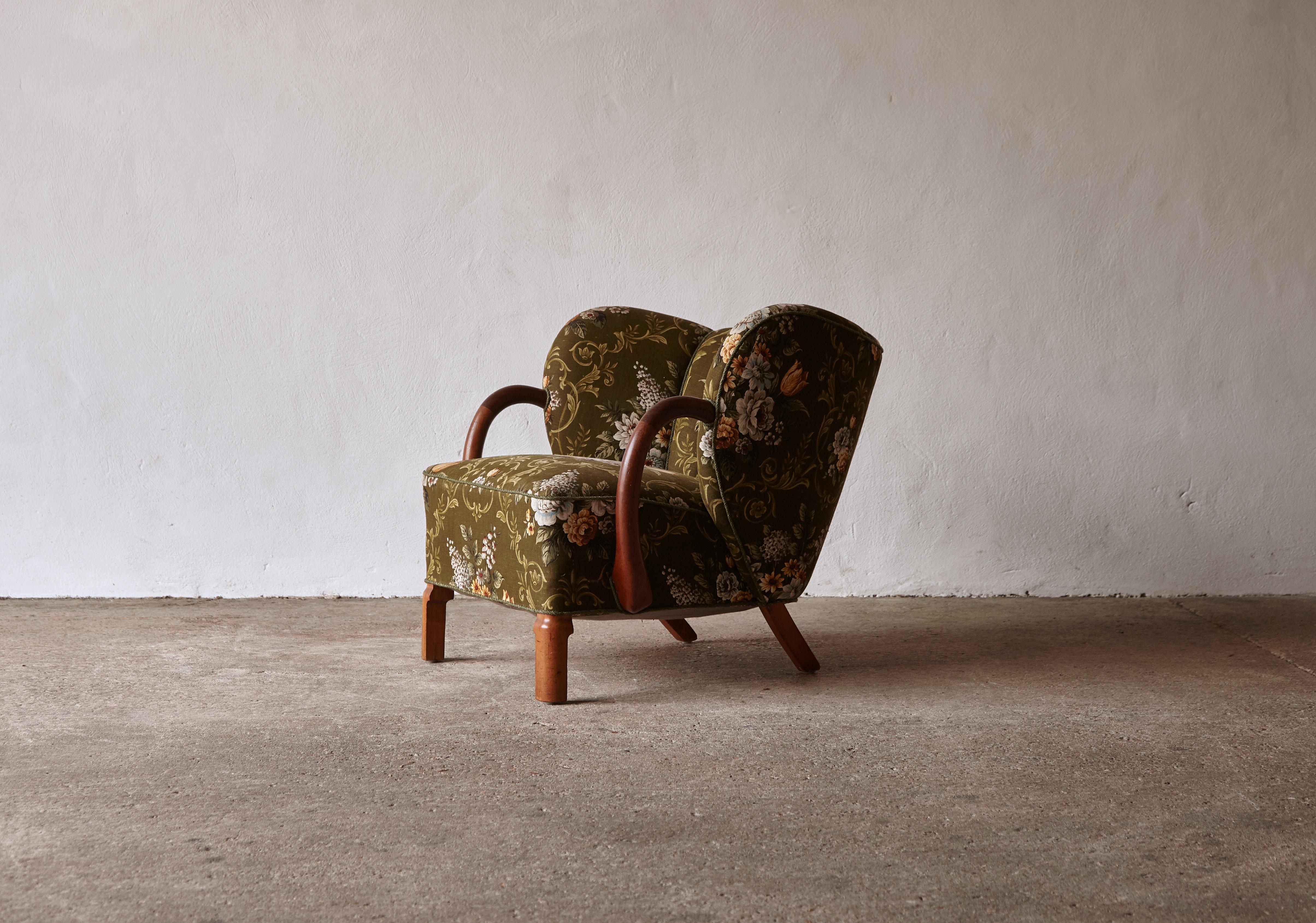 An original Viggo Boesen attributed Model 107 Armchair, produced by Slagelse Møbelværk, Denmark, 1940s.   In good original condition with original spring and horsehair upholstery.     Minor signs of use and wear to wooden parts.   Fast shipping