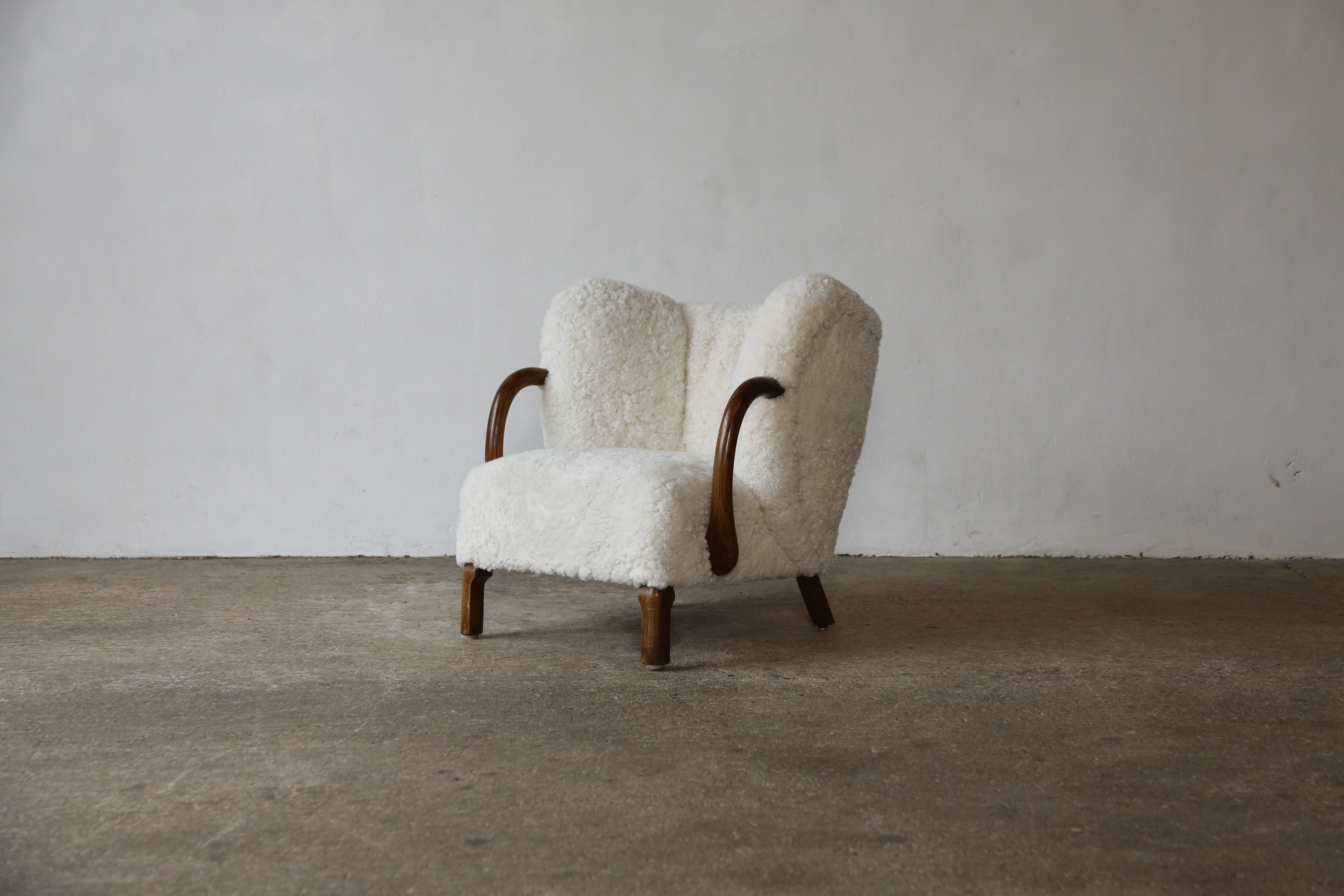 Ein Sessel Modell 107, zugeschrieben Viggo Boesen für Slagelse Møbelværk, Dänemark, 1940er Jahre. In gutem Zustand mit original gefedertem Sitz und späterer Schafsfellpolsterung.  Leichte Gebrauchs- und Abnutzungsspuren an den Holzteilen. Schneller
