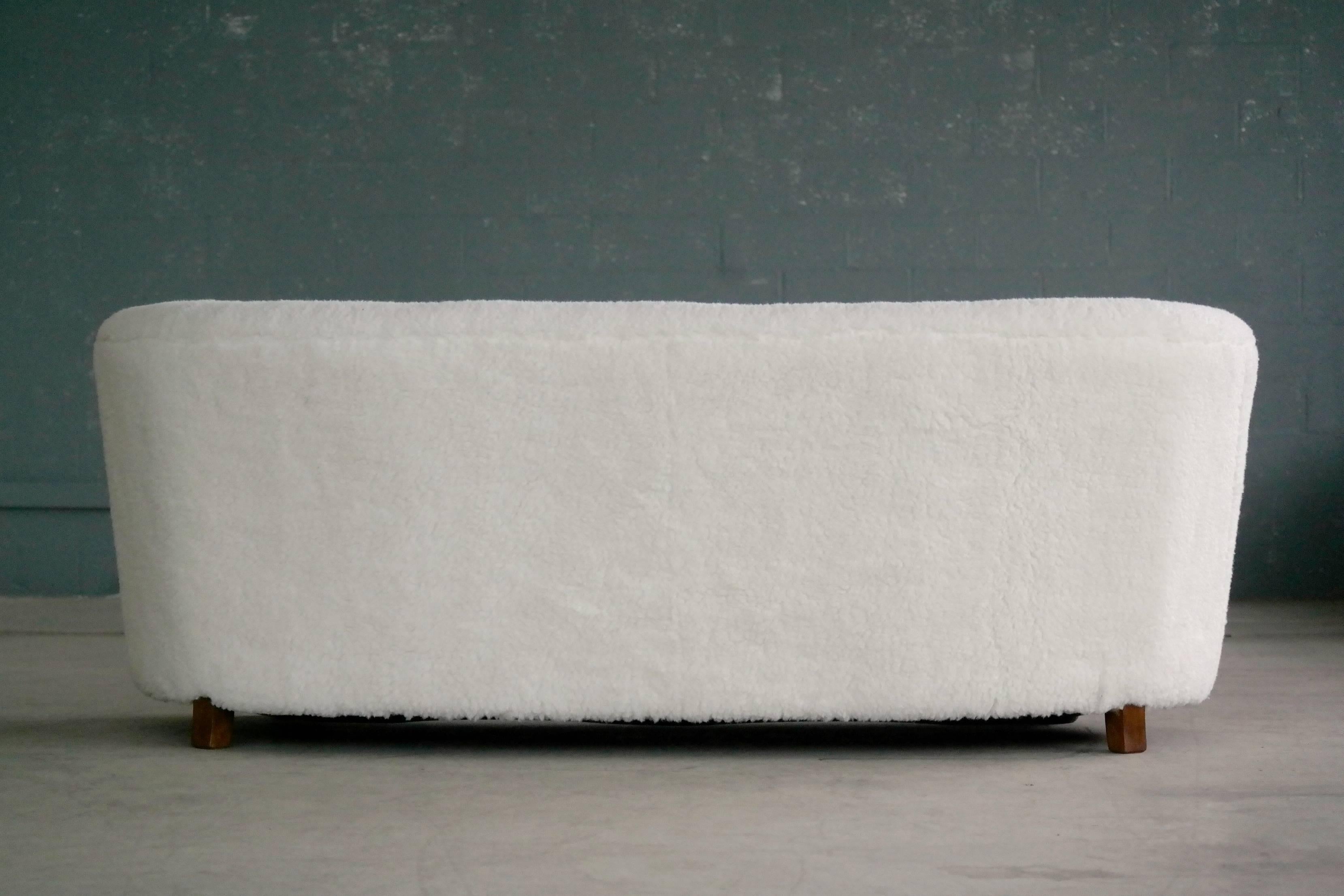 Viggo Boesen Attributed Banana Shape Sofa in Lambswool by Slagelse Møbelværk In Excellent Condition In Bridgeport, CT