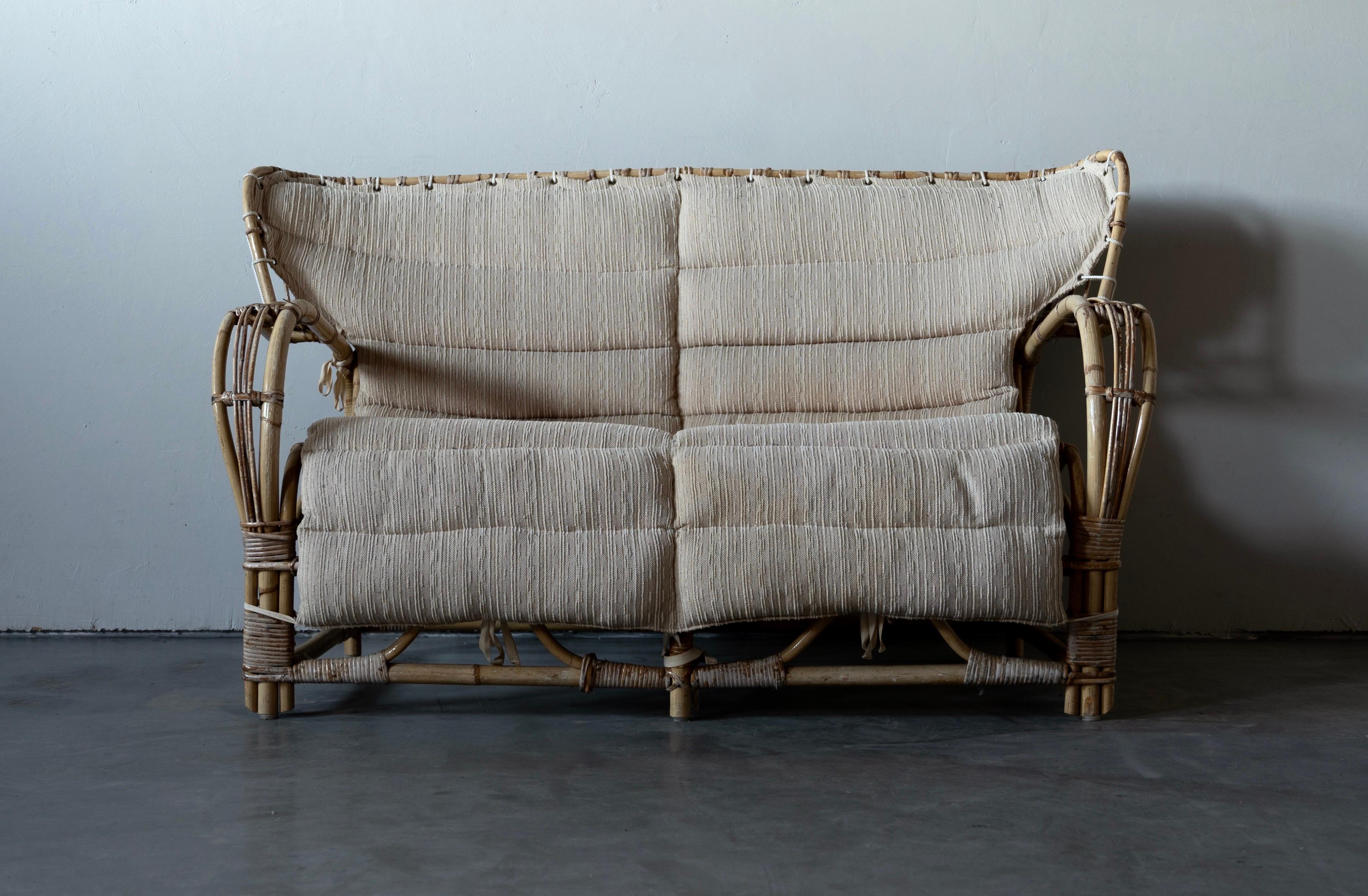 Ein Paar Liegestühle. Das Design wird Viggo Boesen zugeschrieben. Vermutlich hergestellt von E. V. A. Nissen & Co., Dänemark. ca. 1940-1950er Jahre.

Aus geformtem Bambus mit Details aus Rattan und Schilfrohr.

Sitzhöhe gemessen vom höchsten Punkt