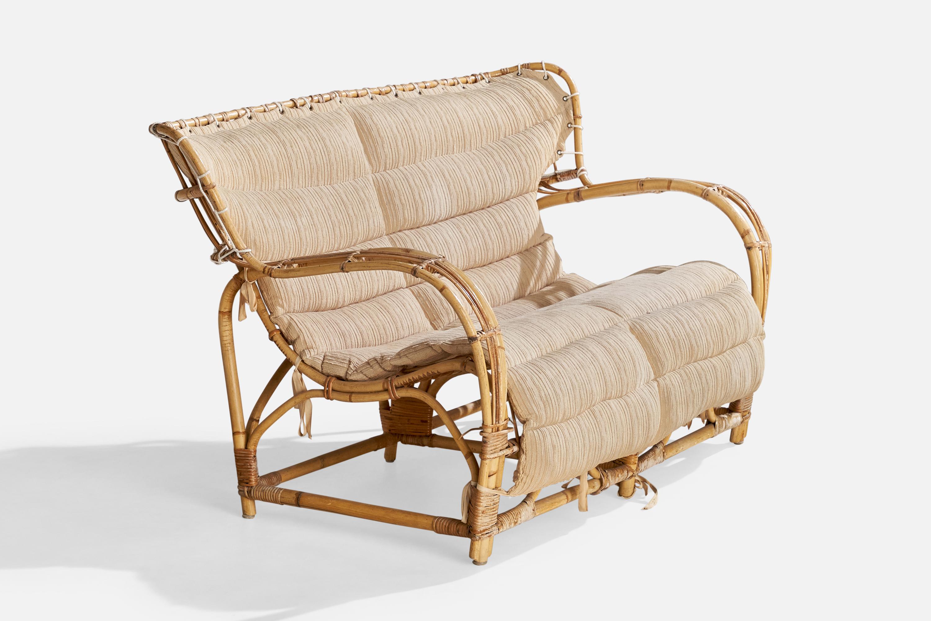 Canapé en bambou moulé, rotin et tissu, attribué à Viggo Boesen et produit en Suède, vers les années 1940.

Dimensions : 31.75
