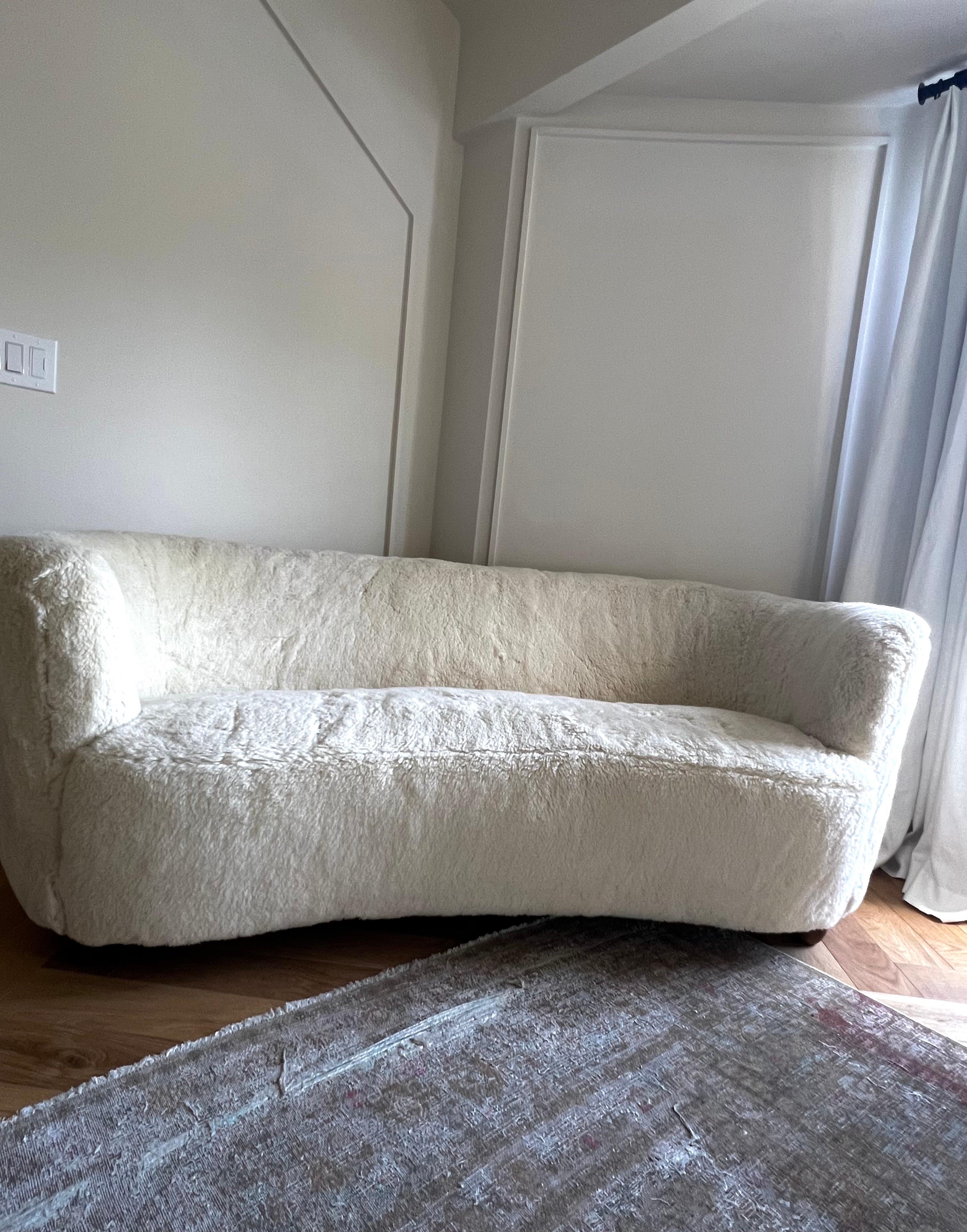 Viggo Boesen Gebogenes Sofa, gepolstert mit cremefarbenem Shearling (Mitte des 20. Jahrhunderts) im Angebot