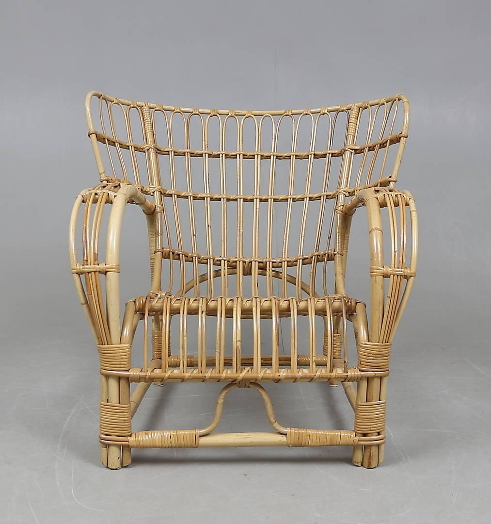 Rare fauteuil conçu par Viggo Boesen. Produit par E.V.A. Nissen & Co au Danemark.

69 cmHx88 cmLx100 cmP

Hauteur d'assise 35 cm.