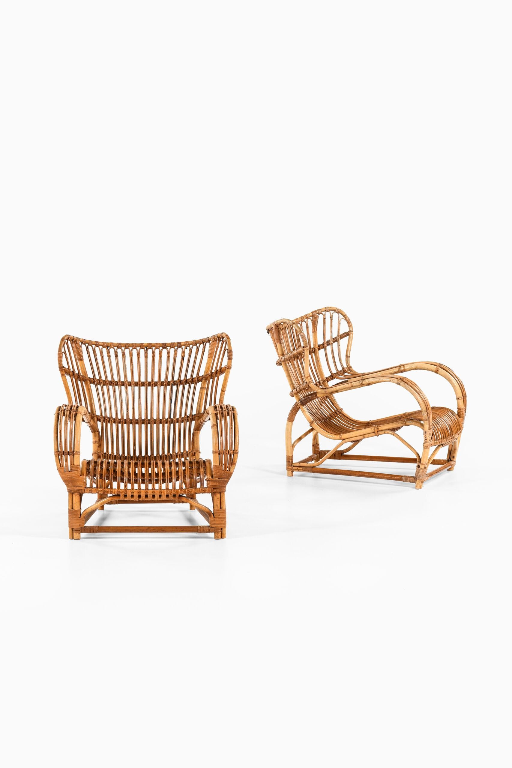 Rare paire de fauteuils modèle 3440 conçus par Viggo Boesen. Produit par R. Wengler au Danemark.
Coussin original (pour 1 chaise).