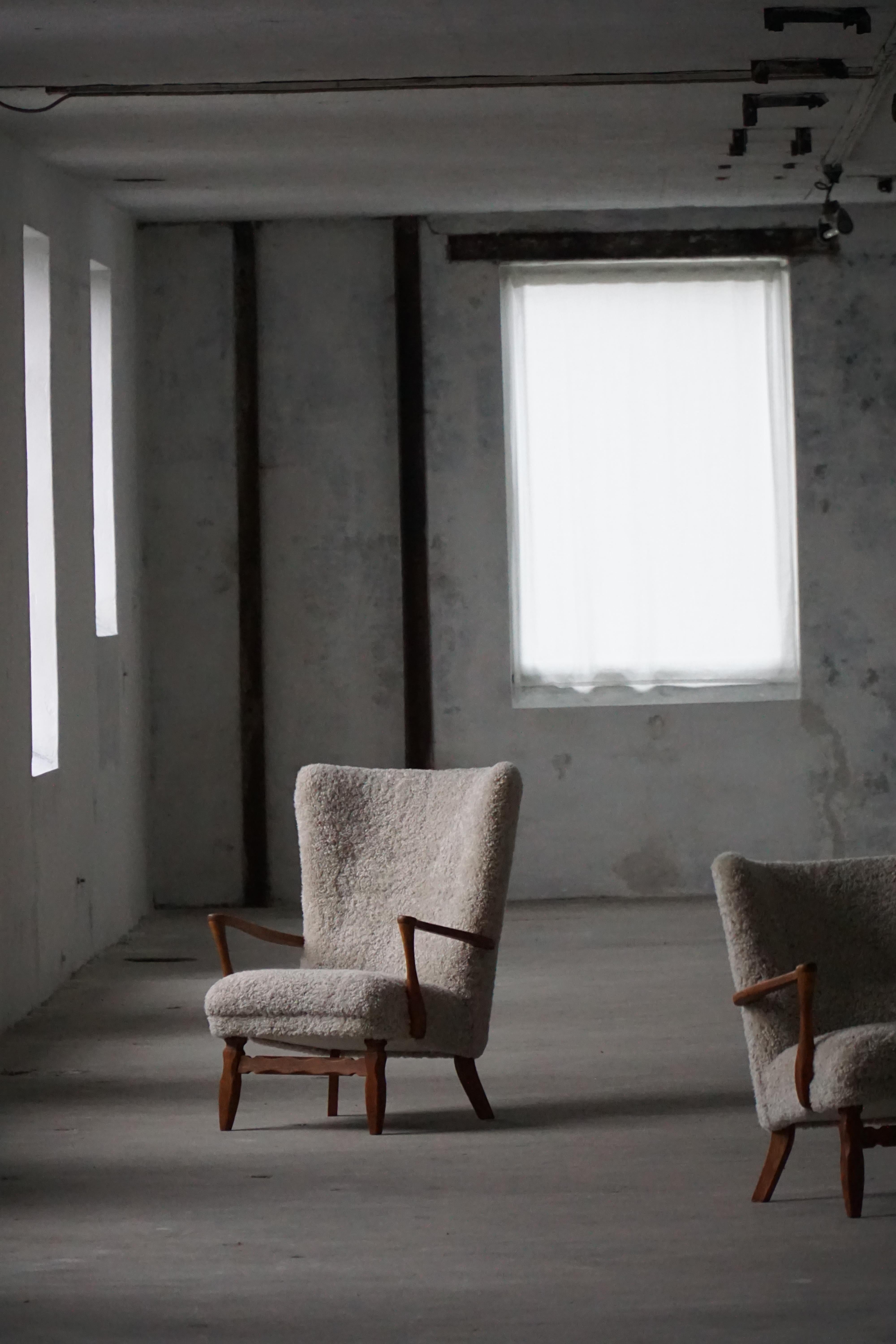 Viggo Boesen, Hochlehnstuhl aus Eiche und Lammfell, Dänische Moderne, 1950er Jahre (Schwedisch) im Angebot