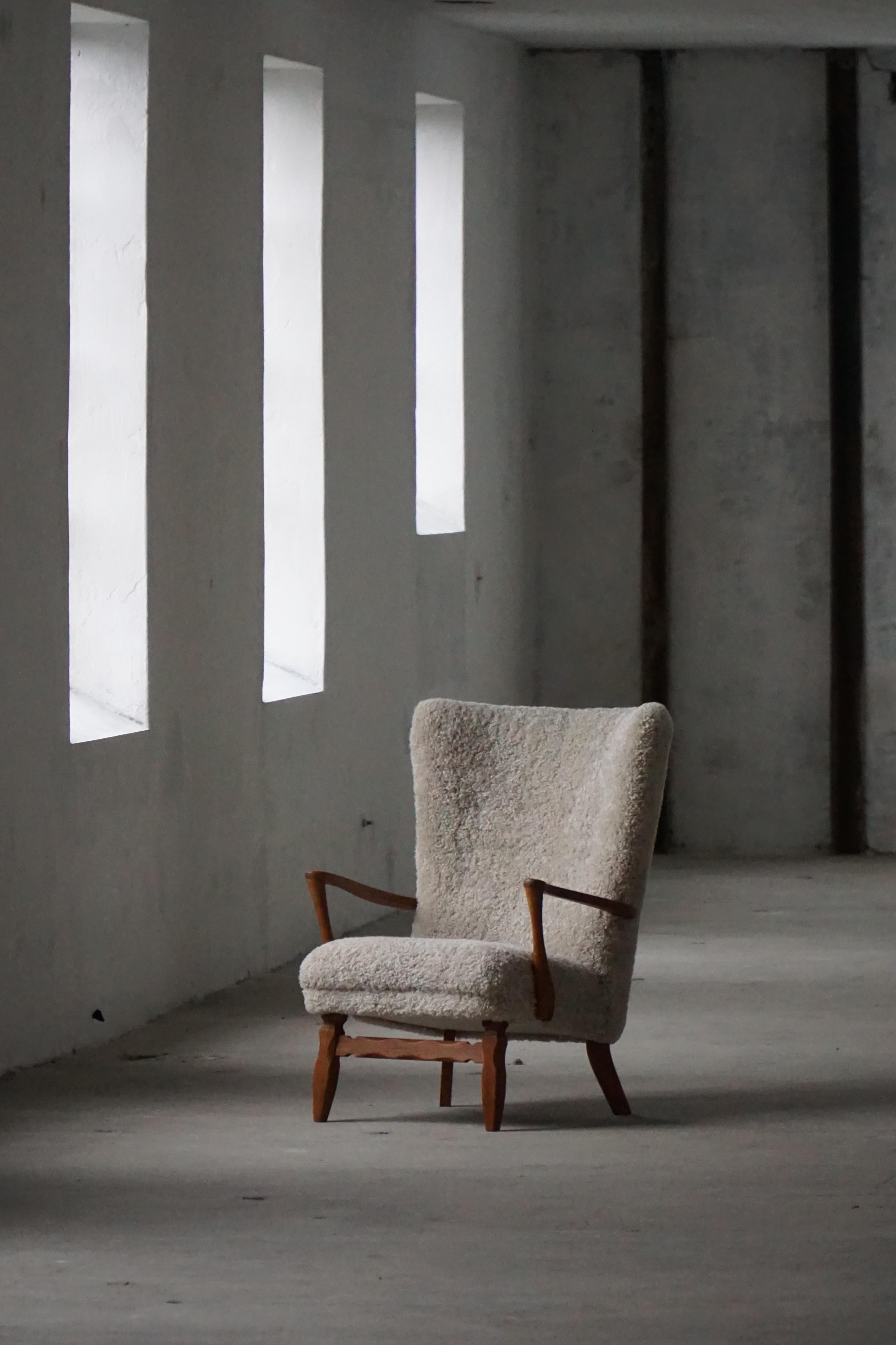 Viggo Boesen, Hochlehnstuhl aus Eiche und Lammfell, Dänische Moderne, 1950er Jahre (Lammleder) im Angebot