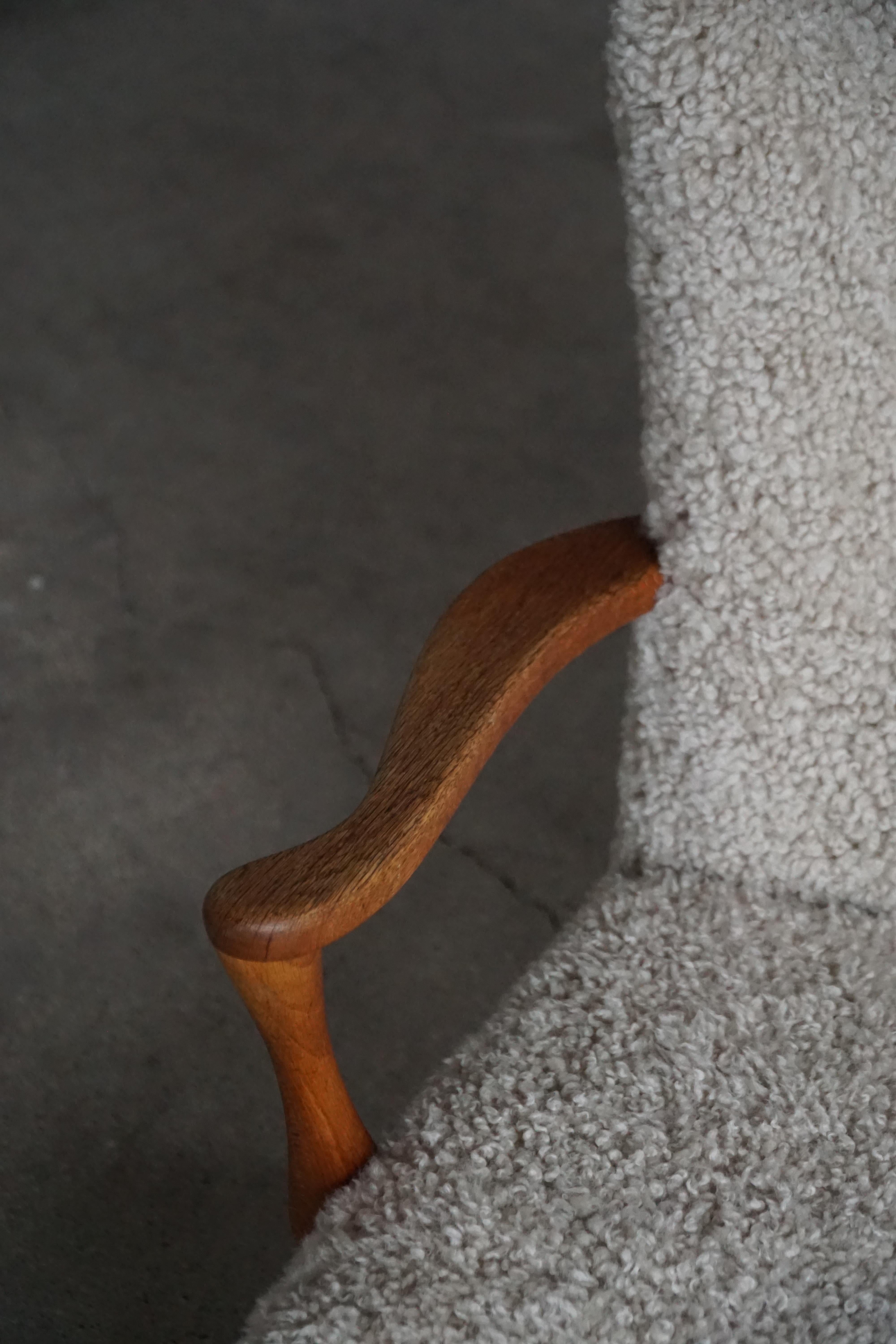 Viggo Boesen, Silla de salón en madera de roble y lana de cordero Shearling, estilo moderno danés, años 50 en venta 4