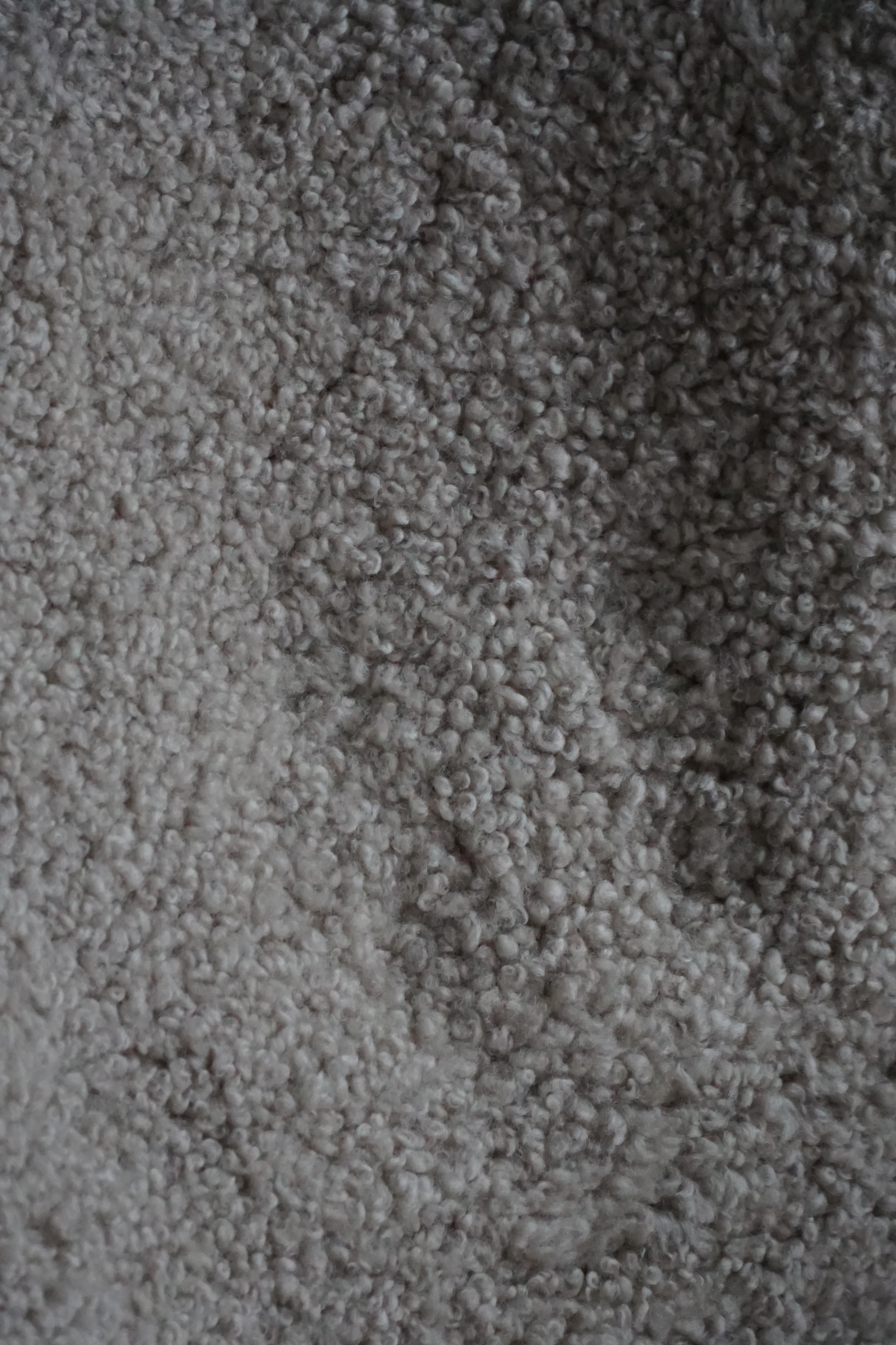 Viggo Boesen, Silla de salón en madera de roble y lana de cordero Shearling, estilo moderno danés, años 50 en venta 6