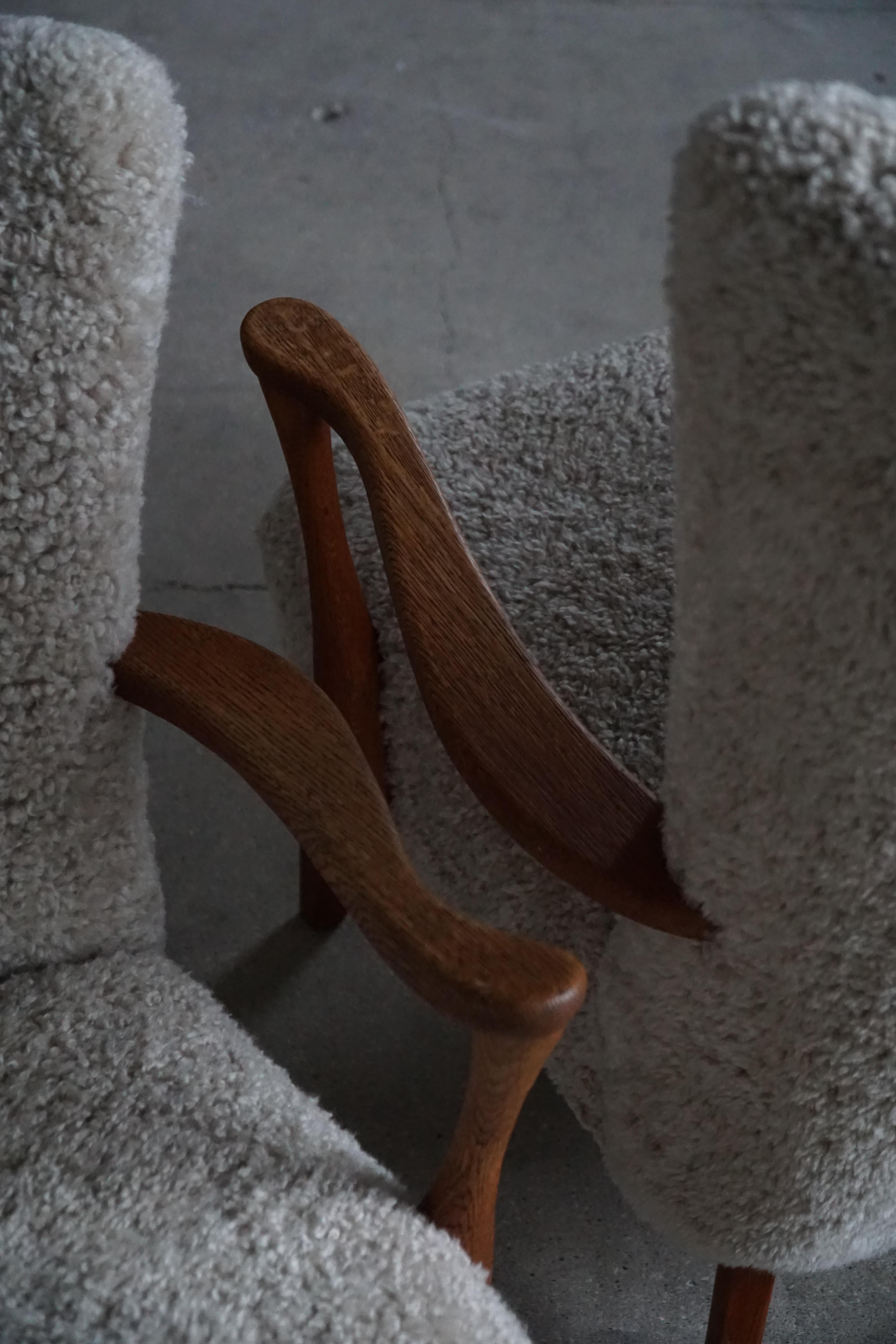 Viggo Boesen, Silla de salón en madera de roble y lana de cordero Shearling, estilo moderno danés, años 50 en Bueno estado para la venta en Odense, DK