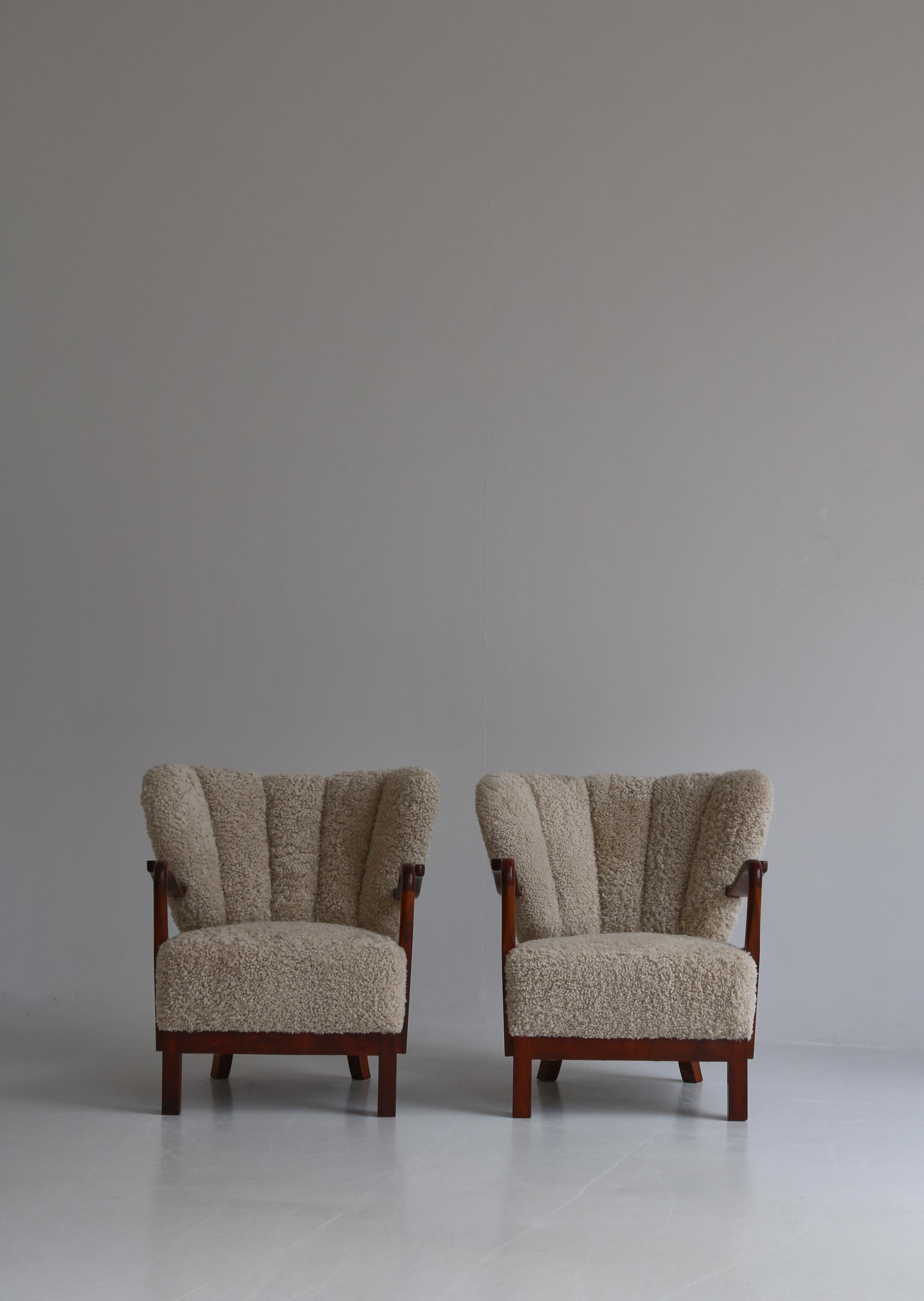 Scandinavian Modern Viggo Boesen Lounge Chairs in Nutwood and Sheepskin, 1930s Danish Modern For Sale