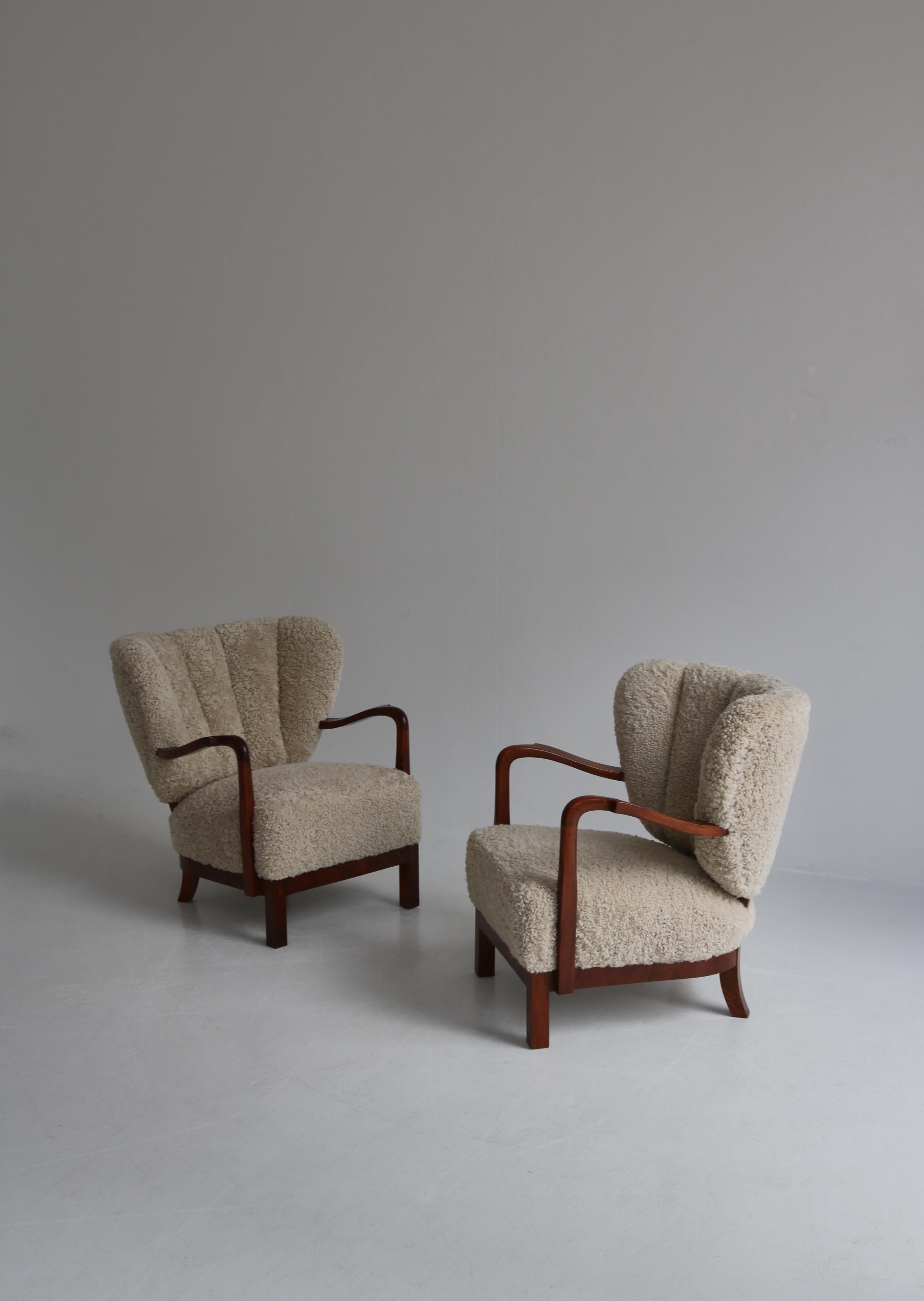 Viggo Boesen Lounge Chairs in Nutwood and Sheepskin, 1930s Danish Modern In Good Condition For Sale In Odense, DK