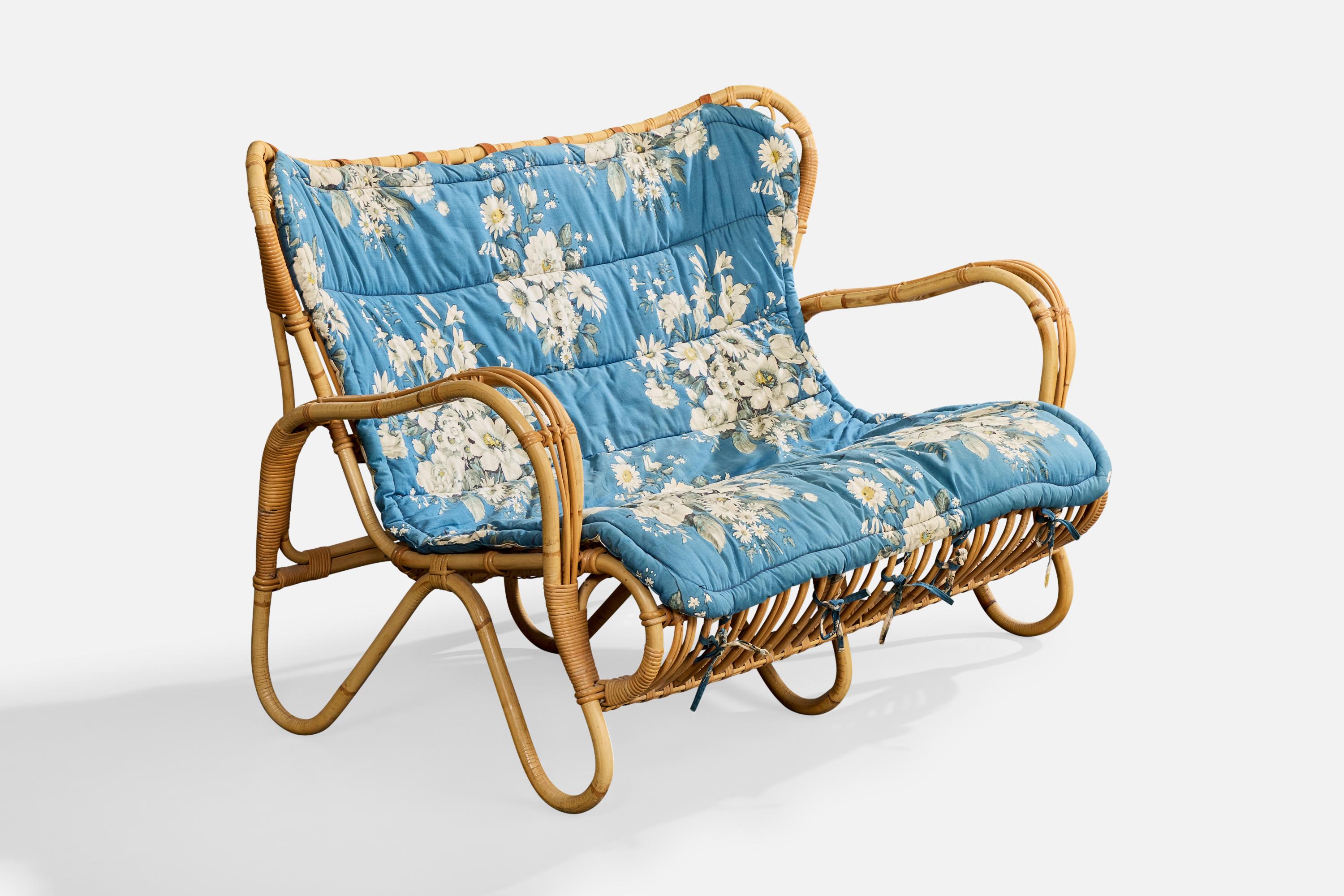 Sofá o canapé de bambú, ratán y tela azul con estampado floral, diseñado por Viggo Boesen y fabricado por R. Wengler, Dinamarca, c. 1950.

Envoltorio de mimbre suelto en el soporte central trasero suelto como se ilustra.

Al cojín personalizado