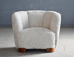 Viggo Boesen Stil 1940er Jahre dänischen Low Club oder Lounge-Stuhl in Perle Schafsfell