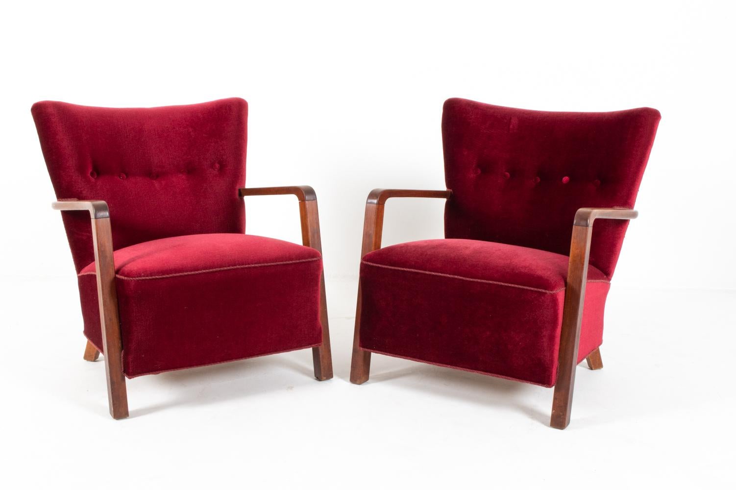 Queste sedie da salotto in stile classico Art Deco sono simili allo stile di Viggo Boesen, con i loro schienali a cuneo e i braccioli intagliati. L'aspetto più accattivante di questa sedia è il vibrante mohair tinto di rosso, una caratteristica