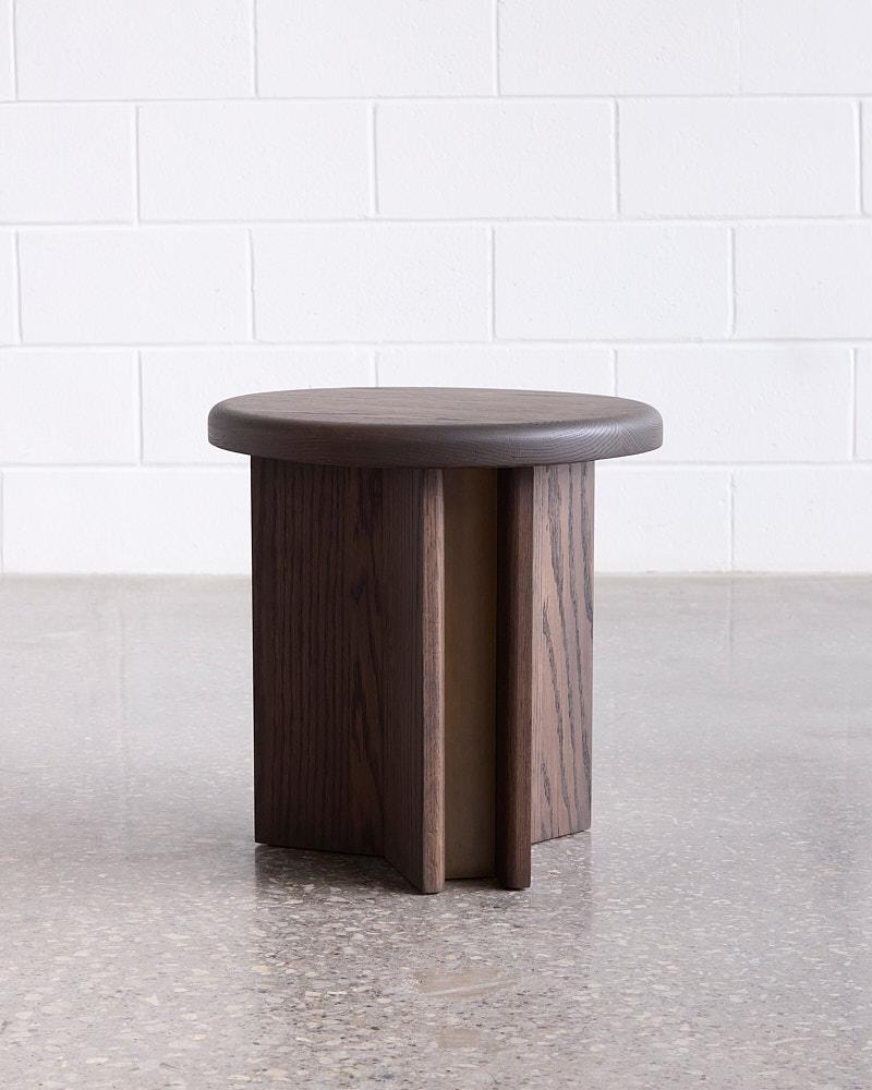 La table d'appoint Viggo explore l'idée de construction en utilisant des formes élémentaires empilées et assemblées pour créer une pièce plus grande.  En commençant par la construction interne invisible de la pièce et en terminant par les composants