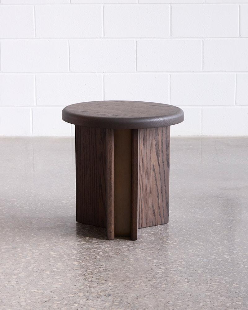 Moderne Table d'appoint Viggo en chêne foncé et bronze patiné par Mary Ratcliffe Studio en vente
