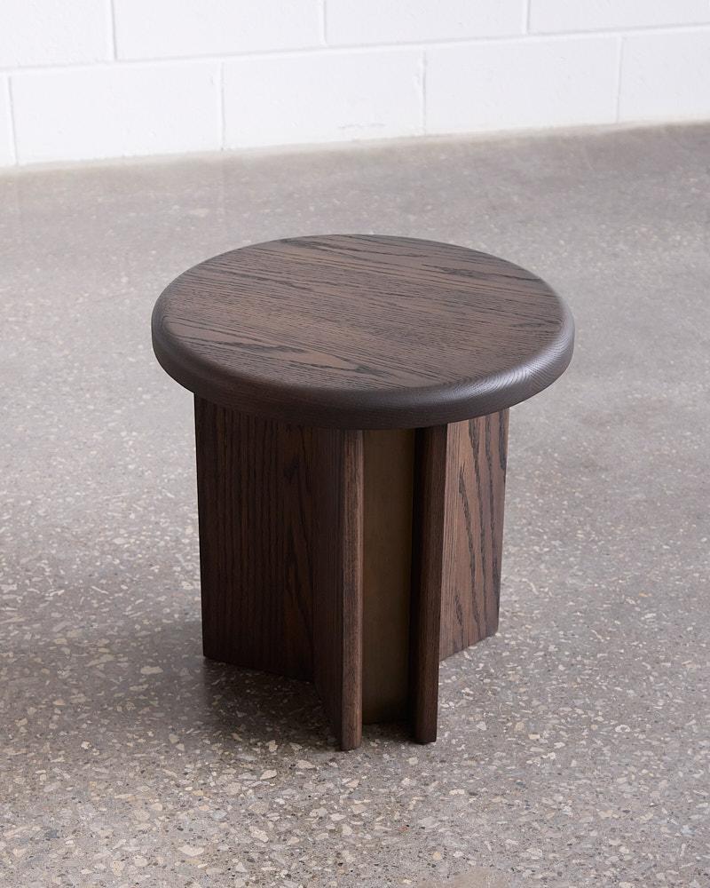 Canadien Table d'appoint Viggo en chêne foncé et bronze patiné par Mary Ratcliffe Studio en vente