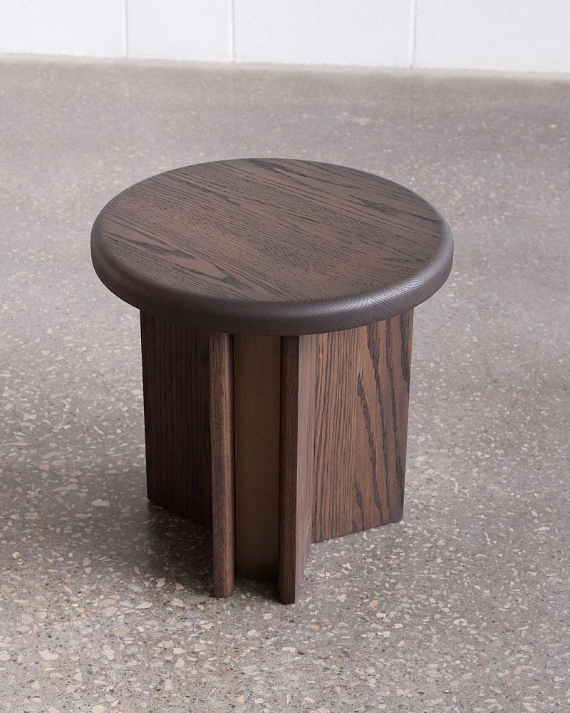 Fait main Table d'appoint Viggo en chêne foncé et bronze patiné par Mary Ratcliffe Studio en vente