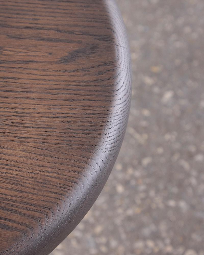 Table d'appoint Viggo en chêne foncé et bronze patiné par Mary Ratcliffe Studio Neuf - En vente à Toronto, ON