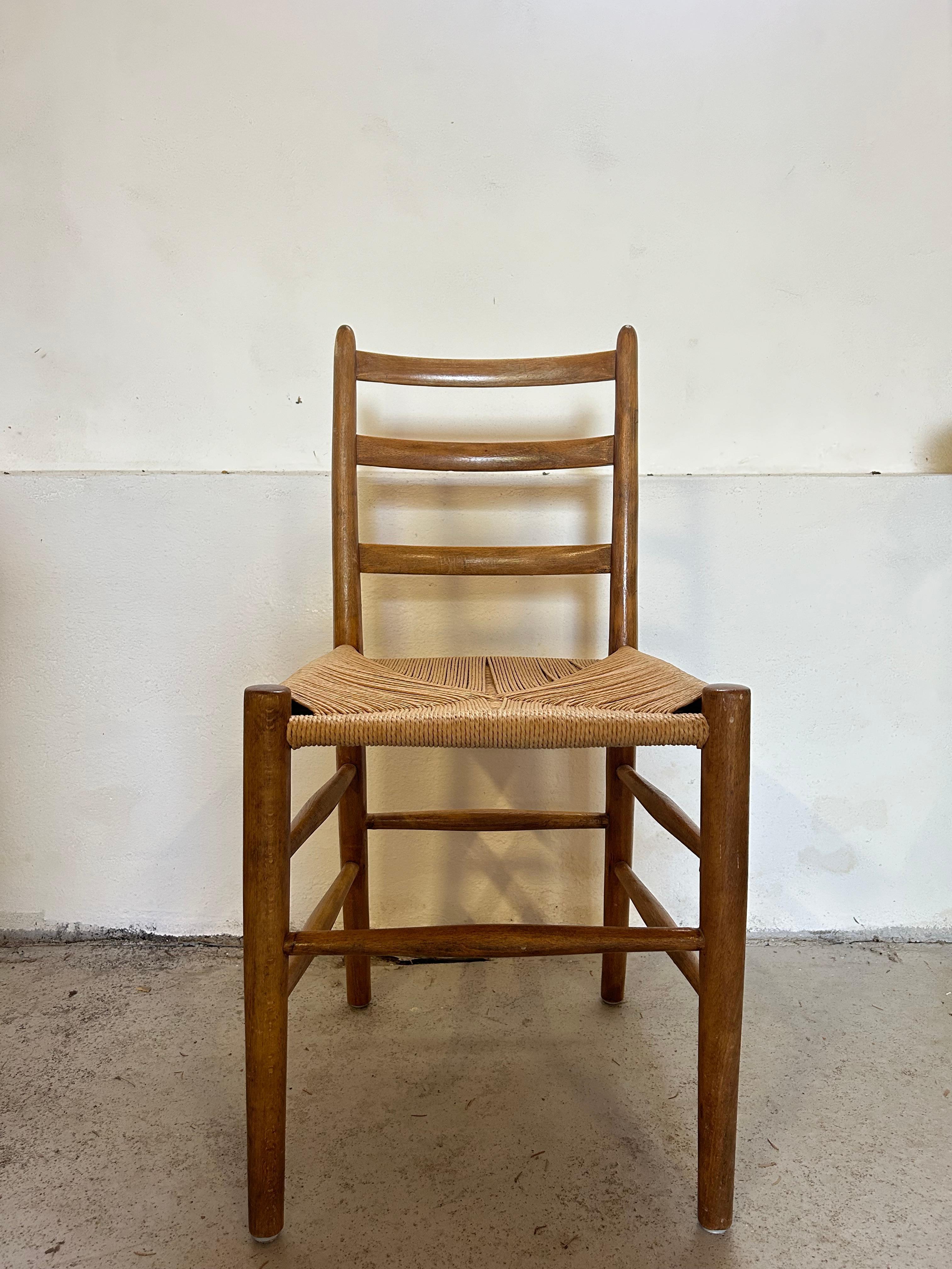 Rare chaise d'appoint avec la finition laquée d'origine et le cordon en papier de l'architecte danois Viggo Sten Møller (1897-1990) des années 1930.
Cette chaise est souvent vendue comme étant l'œuvre d'Arne Jacobsen puisqu'il l'a utilisée dans