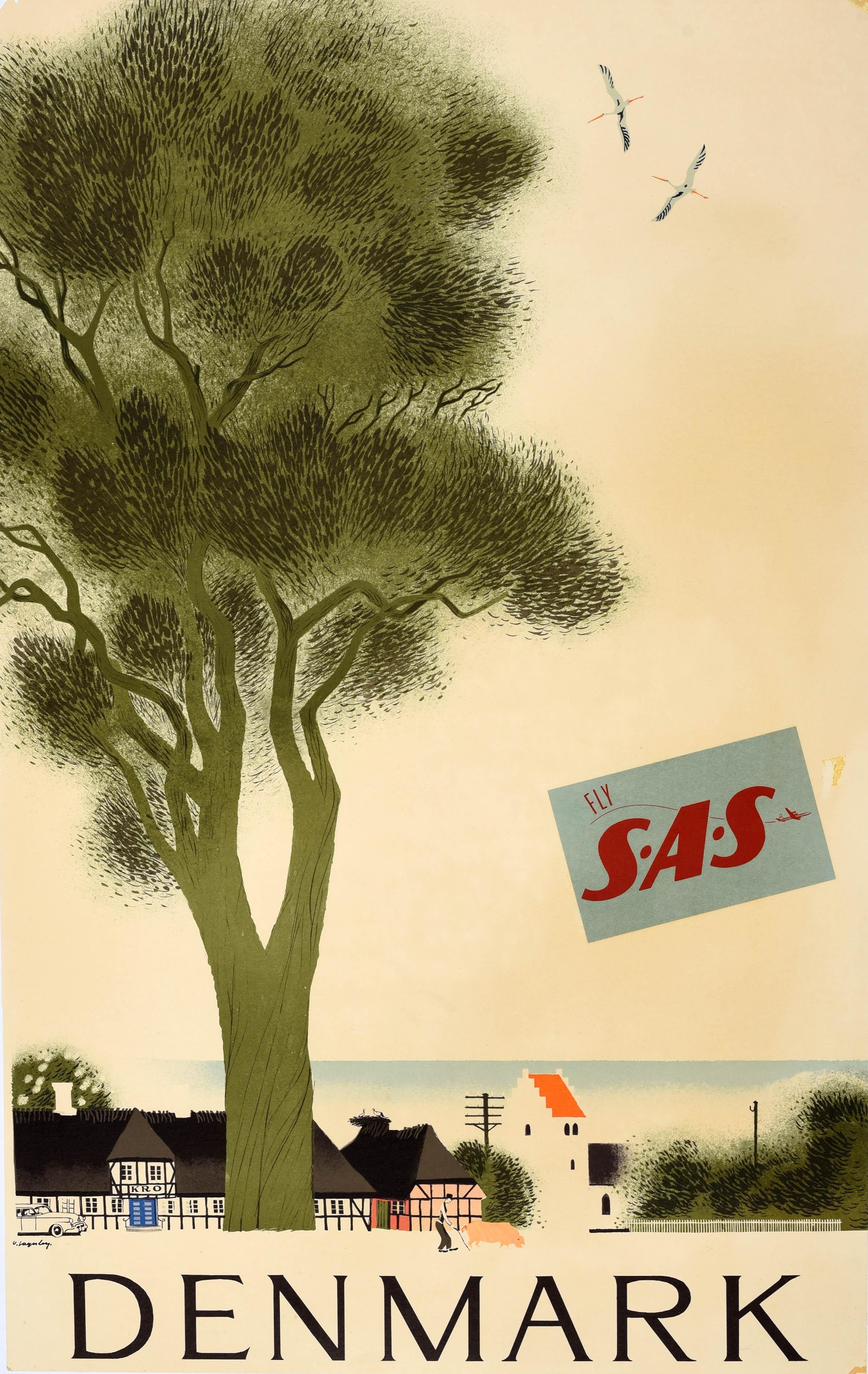 Original Vintage-Reiseplakat - Fly SAS Denmark - herausgegeben von Scandinavian Airlines System mit einem Kunstwerk von Viggo Vagnby (1896-1966), das Vögel zeigt, die an einem großen Baum vorbeifliegen, mit einem Mann, der ein Schwein vor einem