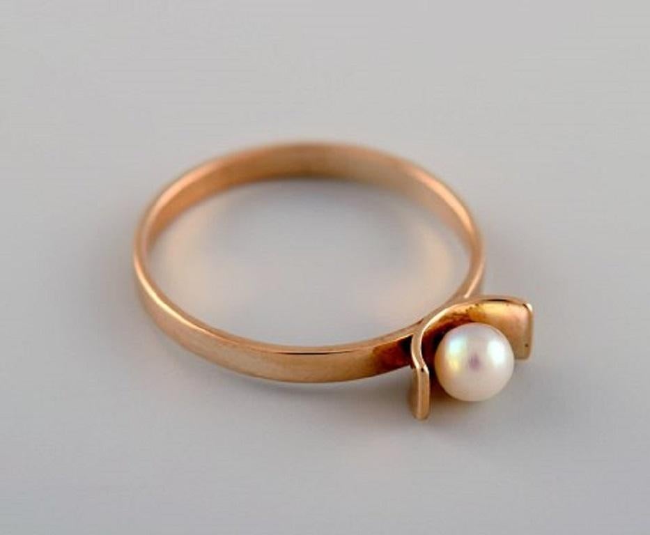 Viggo Wollny, Copenhagen (1921-73). Vintage Art Deco ring in 14 carat gold adorned with cultured pearl. 1940s.
Diameter: 17 mm.
US size: 6.5
In very good condition.
Stamped.
In most cases we can change the size for a fee (50 USD) per ring.
