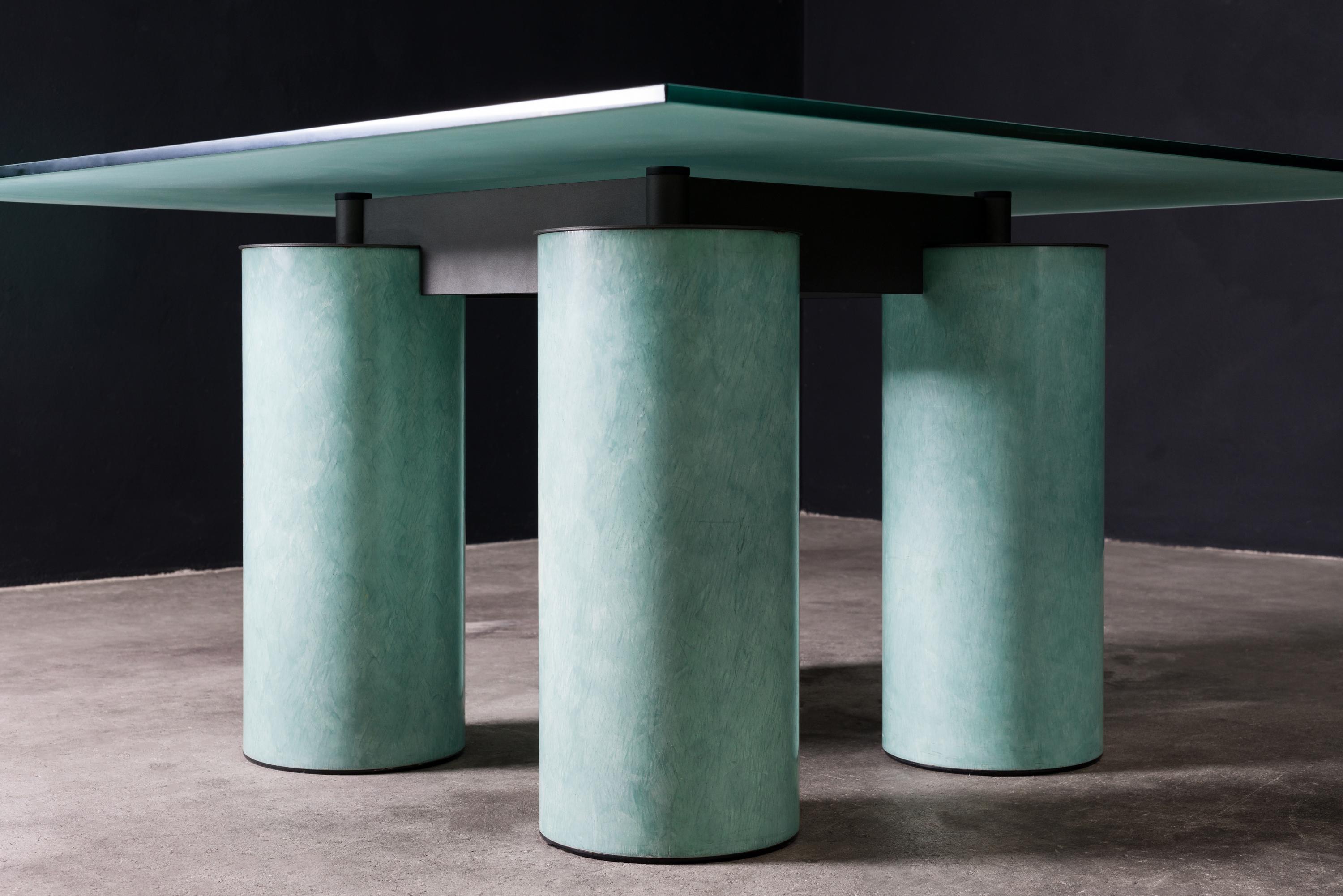 Serenissimo dining table by Vignelli Associates and David Law. This award-winning table is part of series first designed in 1985 for Acerbris. The glass crystal top is 15mm thick and is supported by 4 columns finished in Fresco. Each column made