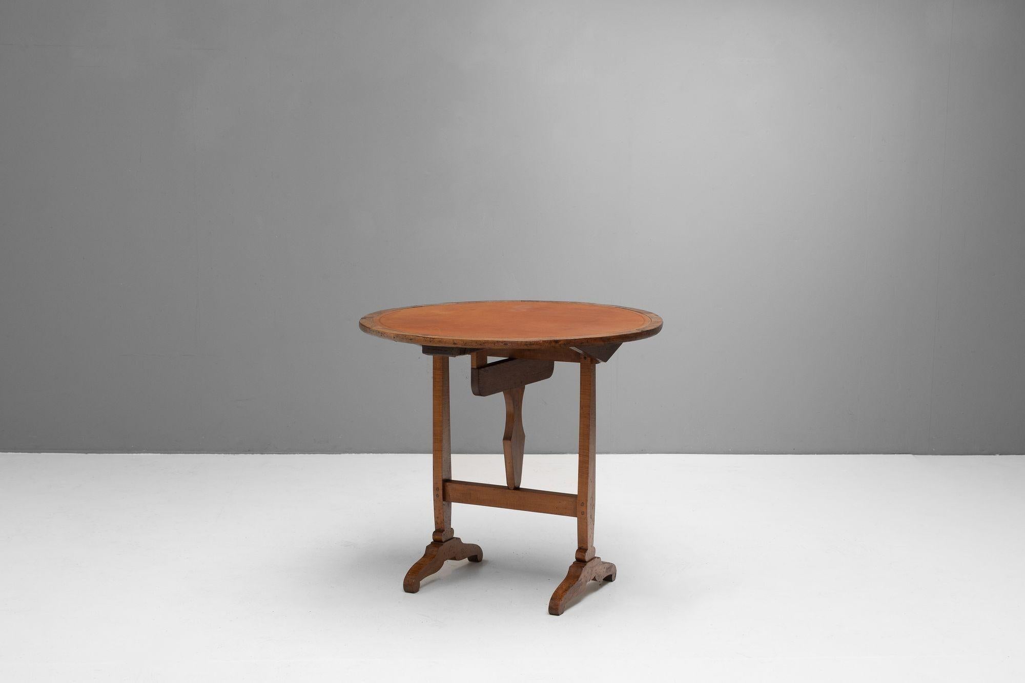 Französischer Vigneron aus Kastanienholz mit lederbezogenem Klappdeckel. Um 1880.

H 106/73cm x B 80cm x T 80cm

Bitte kontaktieren Sie uns, um ein genaues Angebot für den Versand zu erhalten.