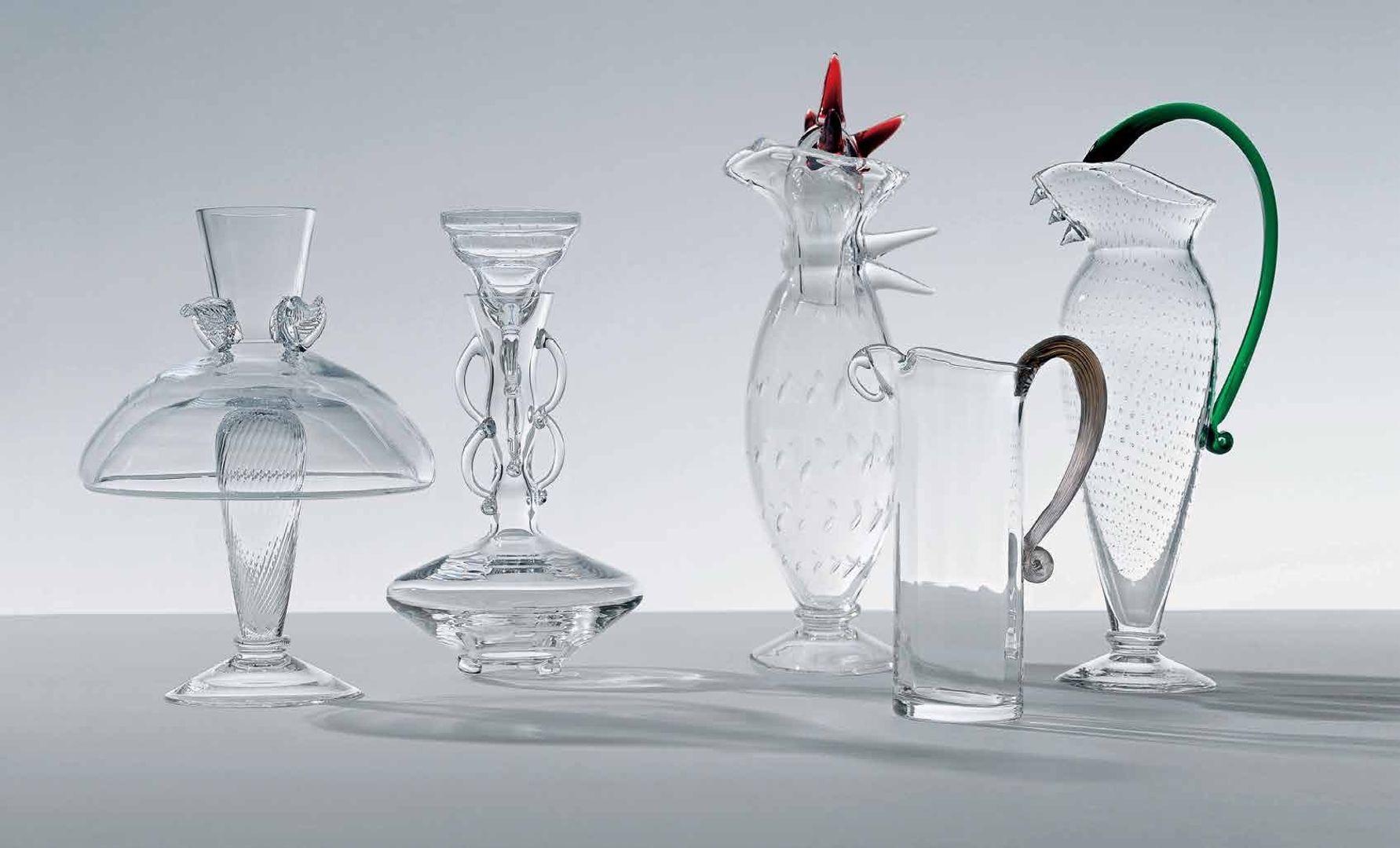 The imaginative, extravagant and fantastic Borek Sipek invites us to visit a world similar to the circus and italian opera buffa: The characters are all there, from the decanters with stopper similar to a clown cap to the jugs with skirt and arms