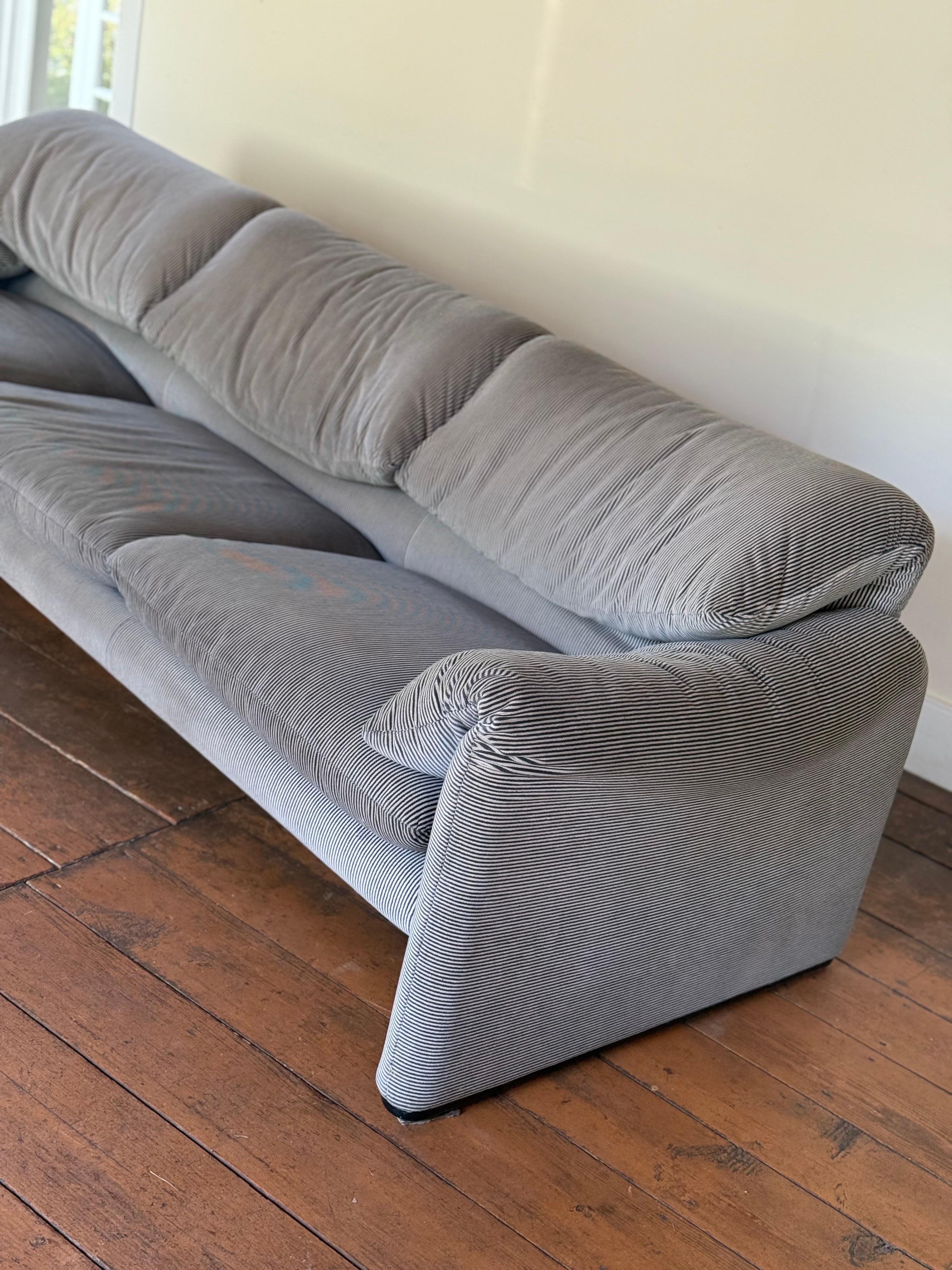 Questo è il divano a tre posti Maralunga di Vico Magistetti per Cassina nel suo rivestimento originale in velluto a righe blu e grigio. Gli schienali possono essere regolati piegandoli verso l'alto o verso il basso.  Per soluzioni di spedizione