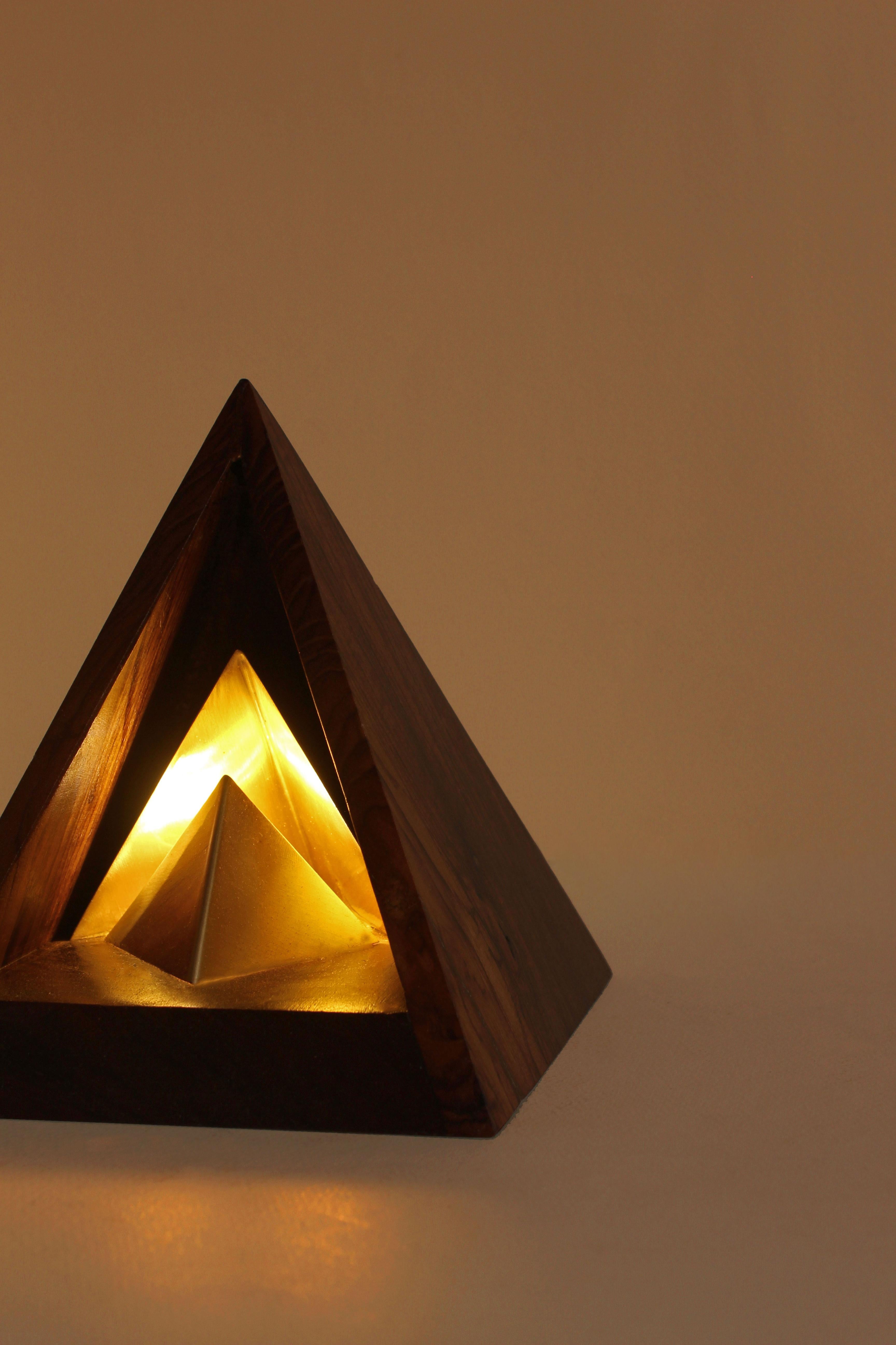 Postmoderne Lampe de table Vihaan par Studio Indigene en vente