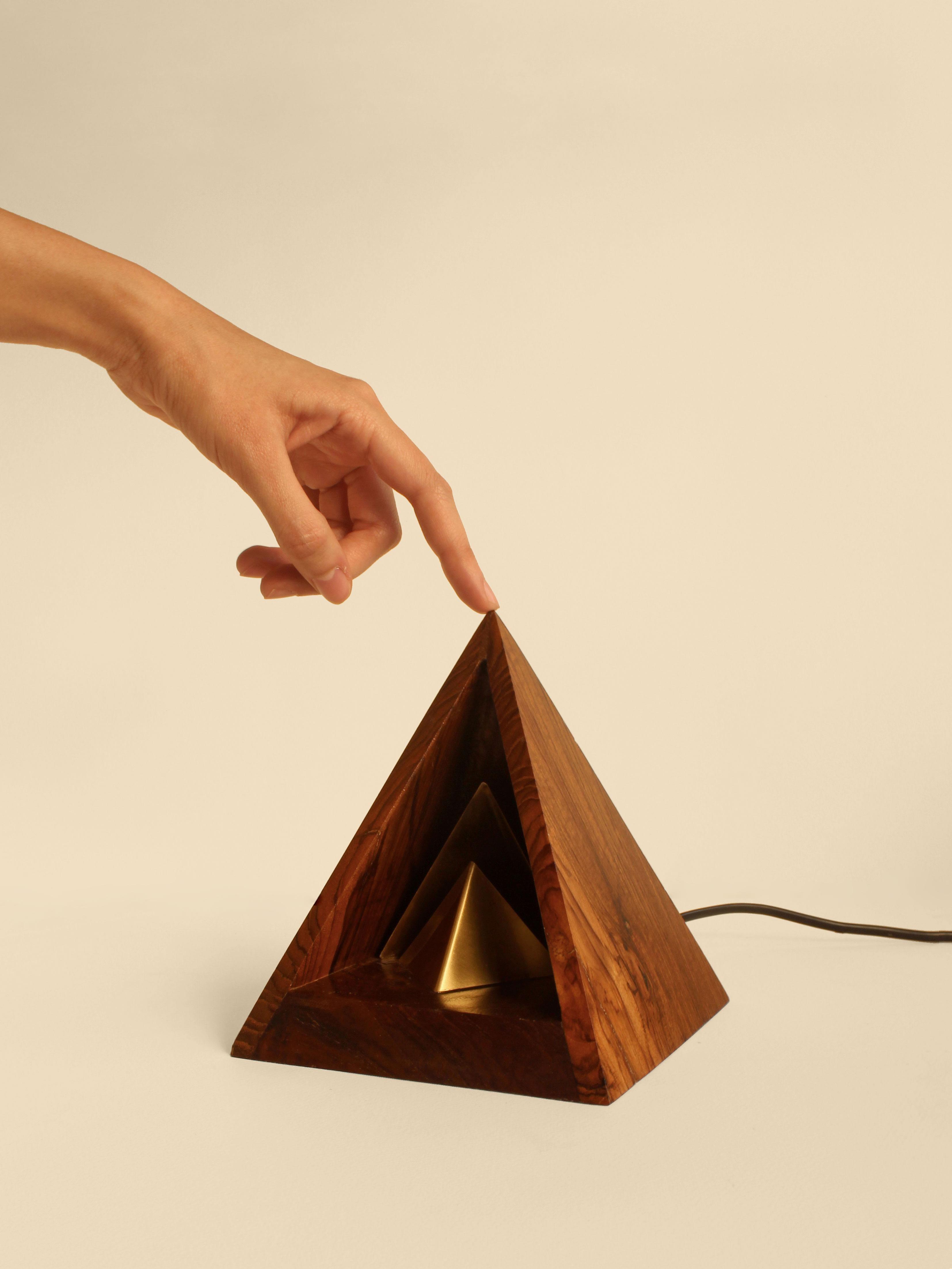 XXIe siècle et contemporain Lampe de table Vihaan par Studio Indigene en vente