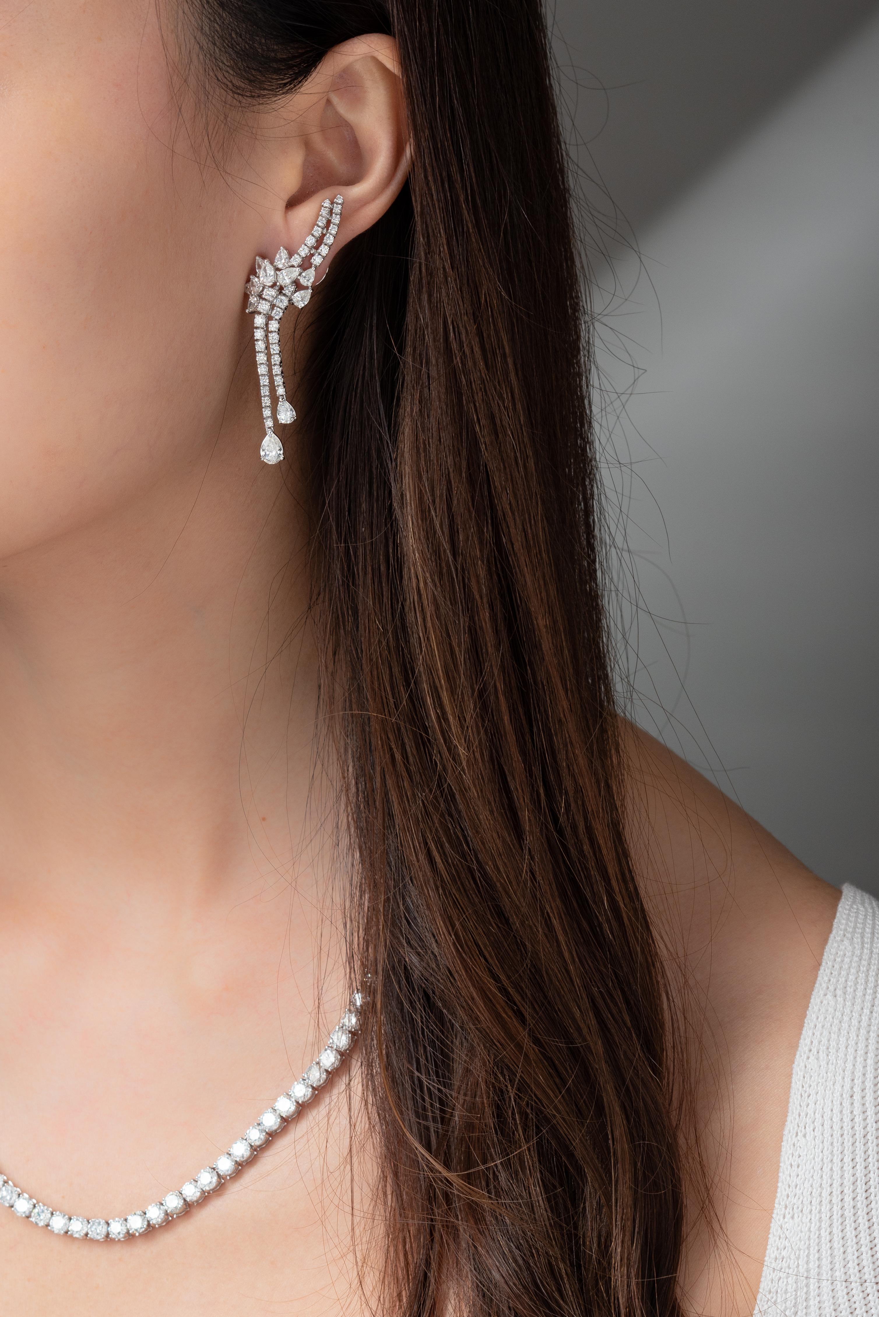 Cette pièce est disponible uniquement sur commande. 

Une adorable boucle d'oreille fleurie en or blanc 18 carats de Vihari Jewels. Les boucles d'oreilles comportent 94 diamants ronds et en forme de poire de couleur F et de pureté VS1. Ces élégantes