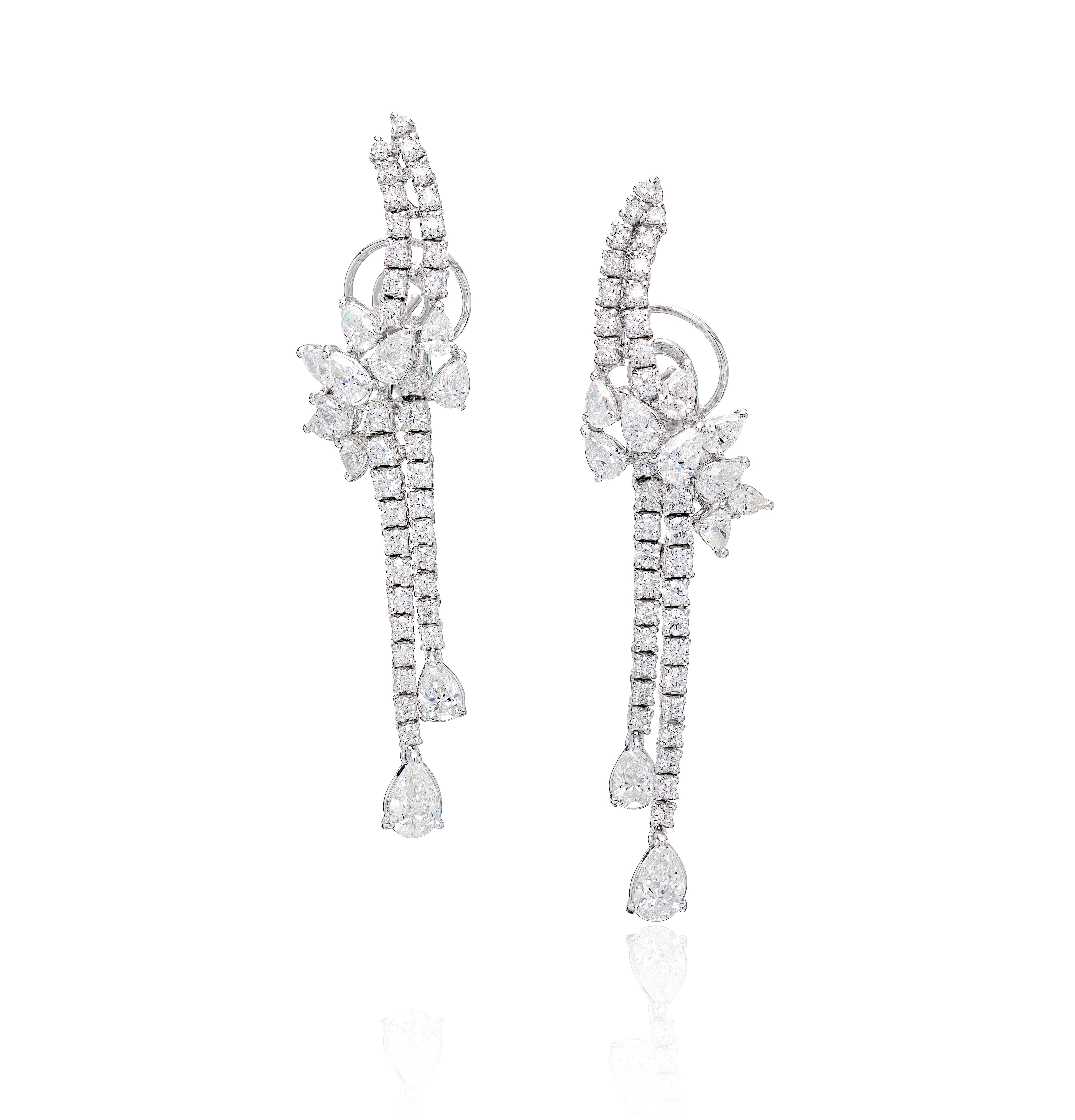 Contemporain Boucles d'oreilles manchette à fleurs en or blanc 18 carats et diamants de 6,36 carats en vente