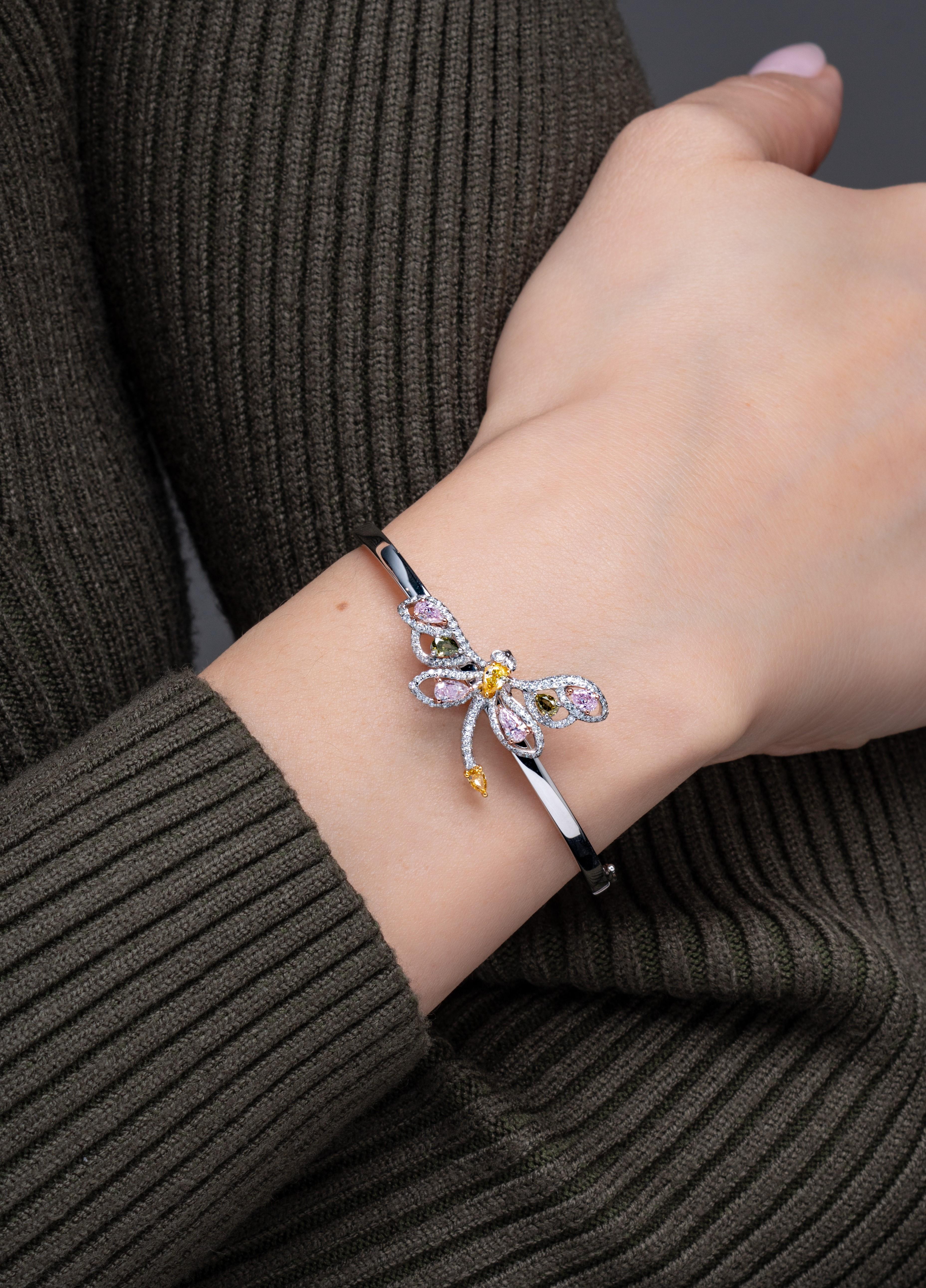 Vihari Jewels a créé ce bracelet fantaisiste en diamants libellules, composé d'un ensemble de diamants de couleur magnifiquement assortis : un diamant poire orange de 0,09 carat, quatre diamants poire roses totalisant 0,60 carat, deux diamants poire