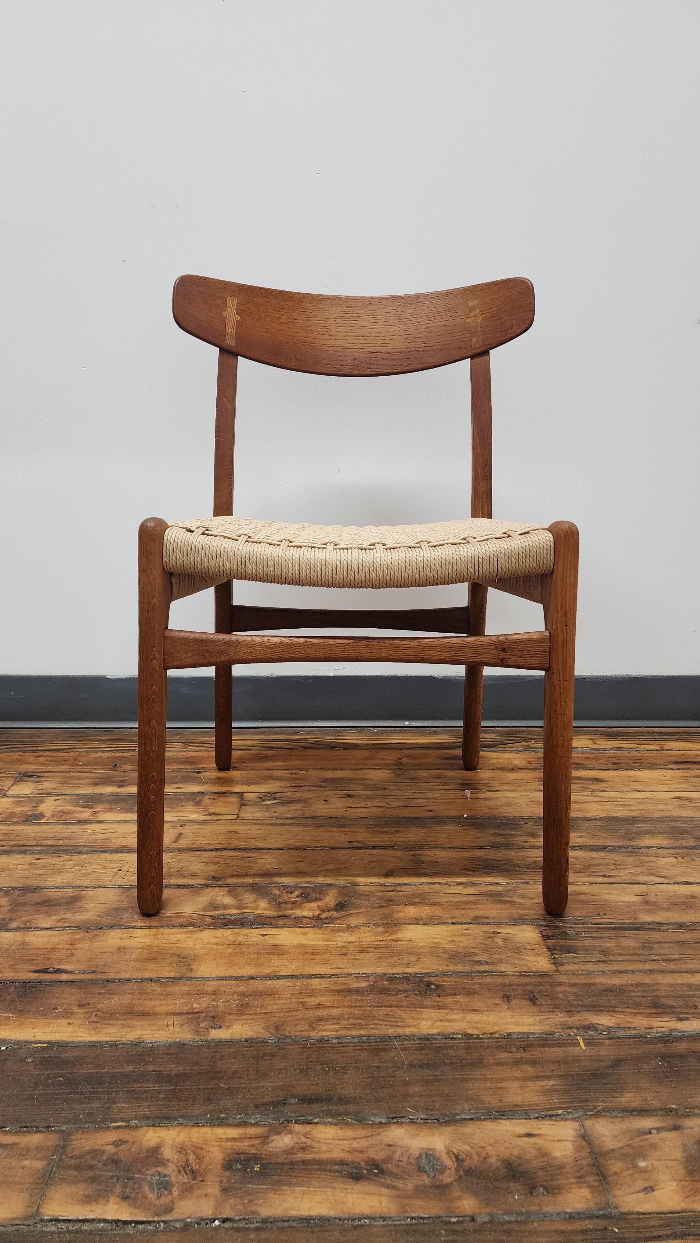 Schöne Eiche und Teakholz Beistellstuhl Modell CH23 für Carl Hansen & Son von Hans Wegner. dieses zeitlose Design eines der bekanntesten Entwürfe von Esszimmerstühlen. sie verfügen über Eichenrahmen mit gebogenen Holzrückenlehnen mit dem klassischen