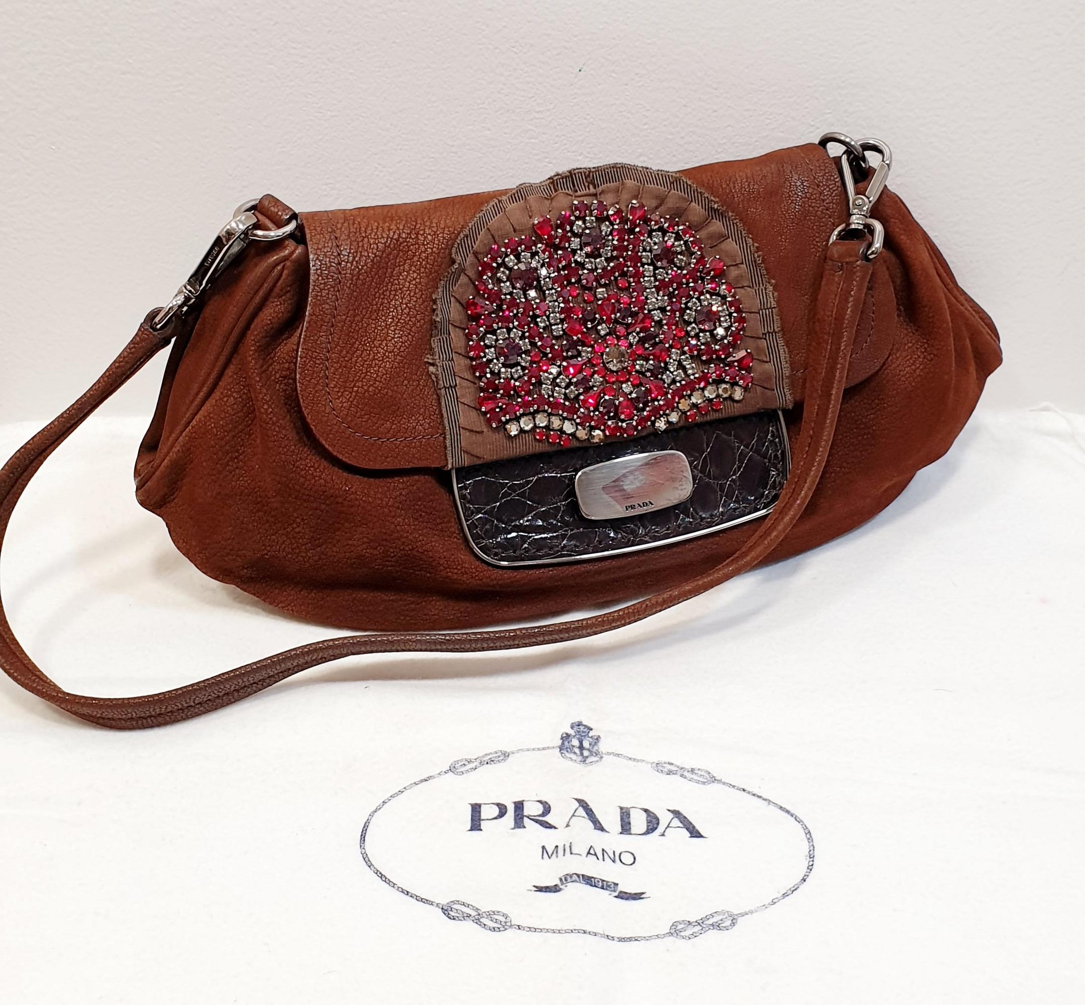Marron Prada pochette vintage en cuir sculpté, daim et cristaux Swaroski  en vente