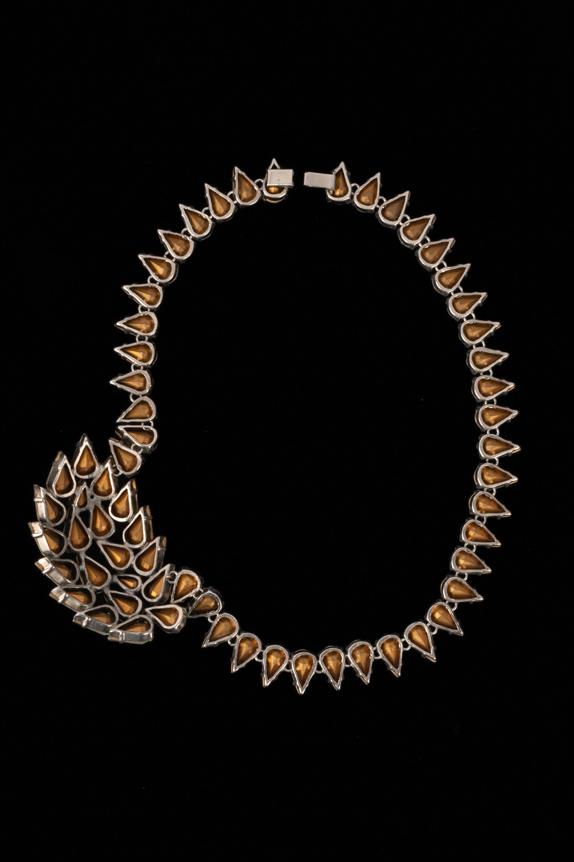 Unknwon - Silvery metal short necklace with rhinestones. Not signed.

Additional information: 
Condition: Very good condition
Dimensions: Length: 38 cm
 
Seller Reference: BC77