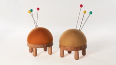 Cojín puf Vik Muniz de espuma y madera brasileña con clavijas de acero by +55design