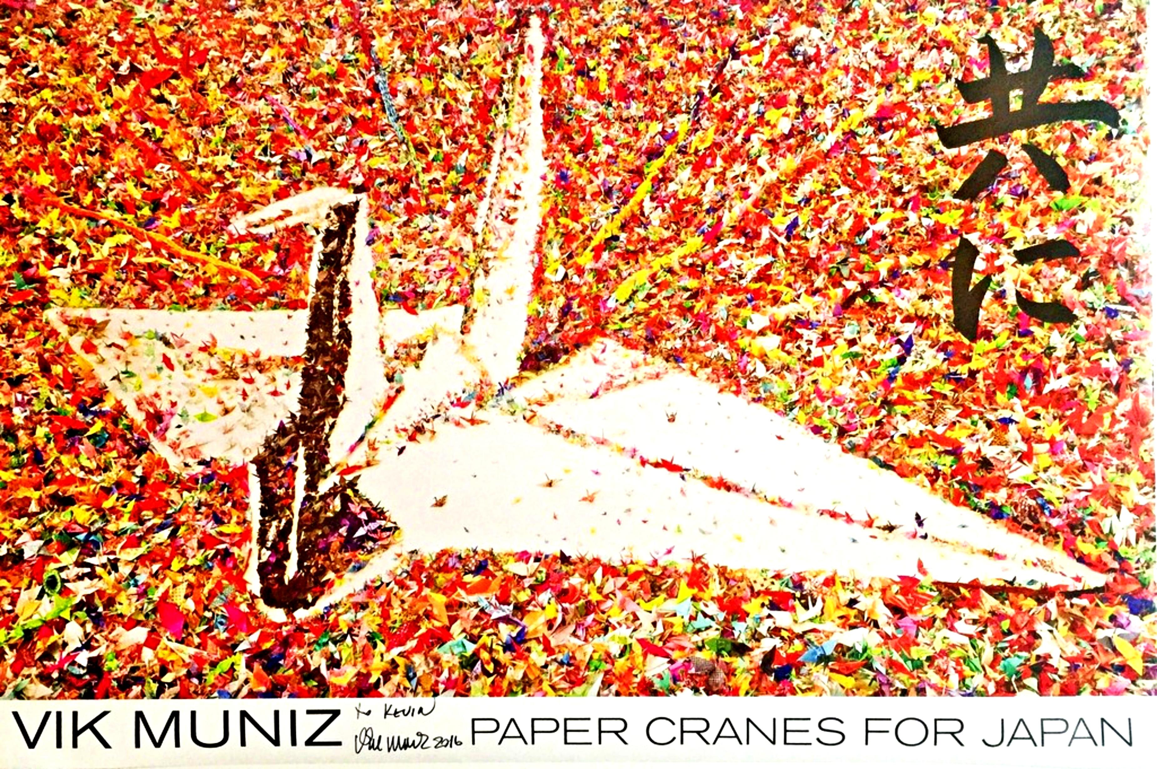 Vik Muniz (après)
Grue en papier pour le Japon (Autographiée et dédicacée "A Kevin")
Lithographie couleur offset 
24 × 36 pouces
Signé, daté et dédicacé au marqueur noir au recto.
Non encadré
Cette affiche lithographique offset est,
