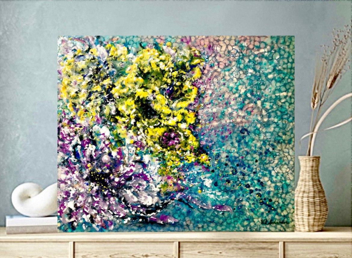 En fabriquant cette pièce, j'ai fusionné la cire en fleurs vibrantes, capturant la beauté éphémère de la vie. J'ai exploré une danse entre expressionnisme et impressionnisme, avec des touches de semi-abstraction qui invitent à l'interprétation. Il