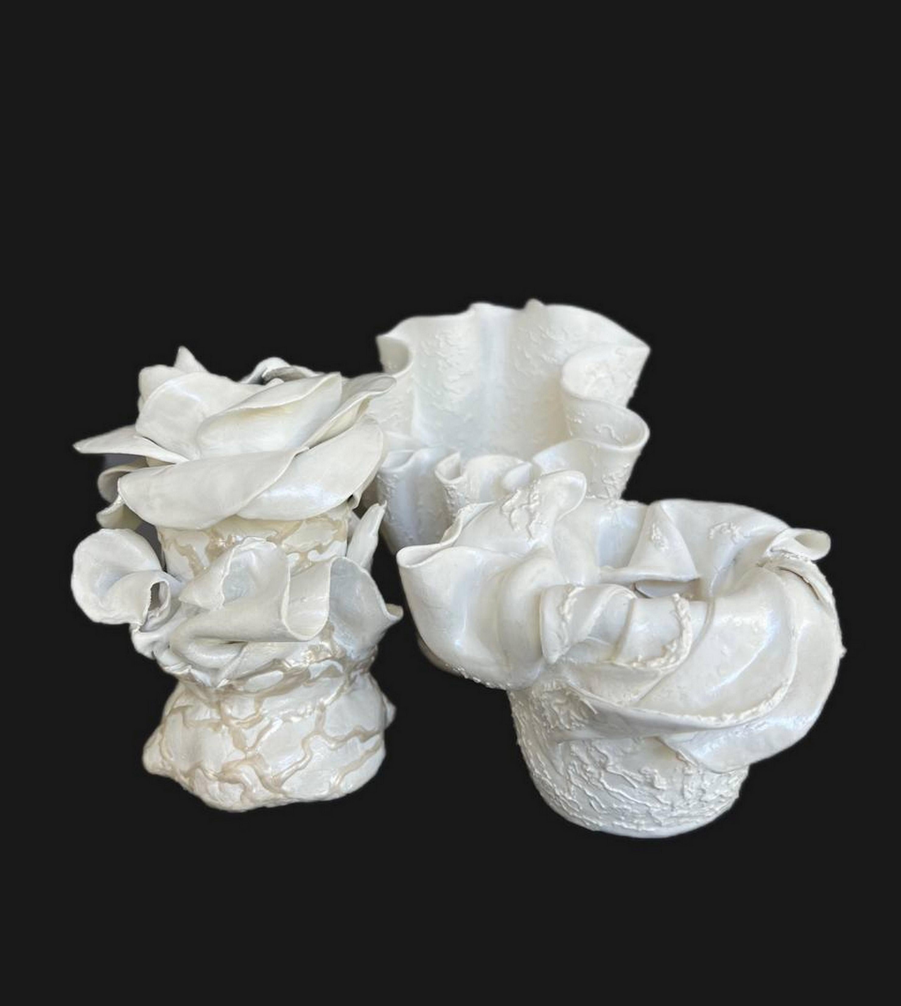  Lot de 3 vases designs "Faith, Hope, Love". Сeramics/ porcelaine, Petite sculpture