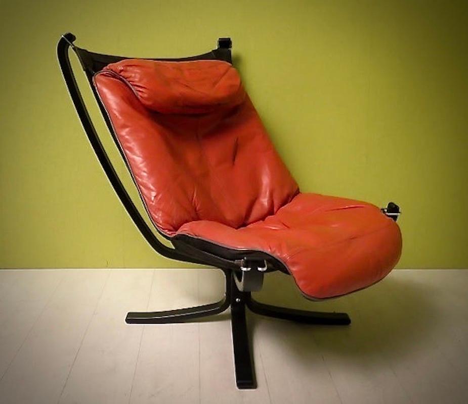 Confortable et accueillant, avec un design vraiment spécial, ce fauteuil rouge de la série Viking. Le raffinement et le style caractérisent ce fauteuil, un tissu très charismatique rend le fauteuil vraiment élégant même avec un design