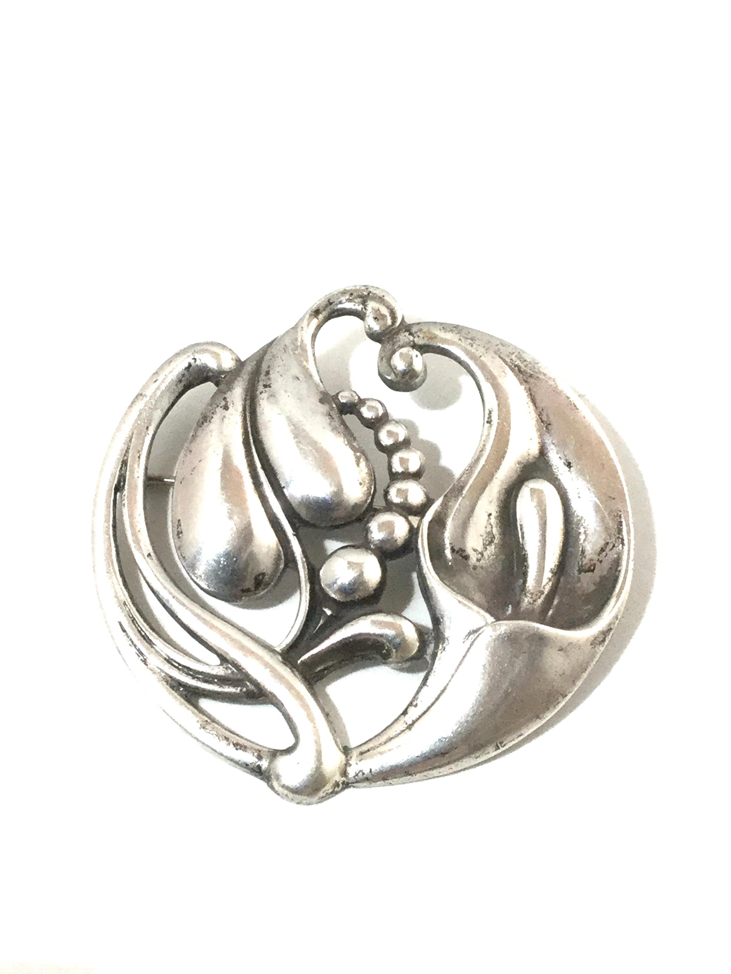 Viking Craft Art Deco Sterling Calla Lily Pin

A lovely sterling silver brooch/pin by Viking Craft. The heavy sterling pin has a beautiful stylized design of a calla lily and leaf with a graceful swirling flow. The lily creates the frame on one