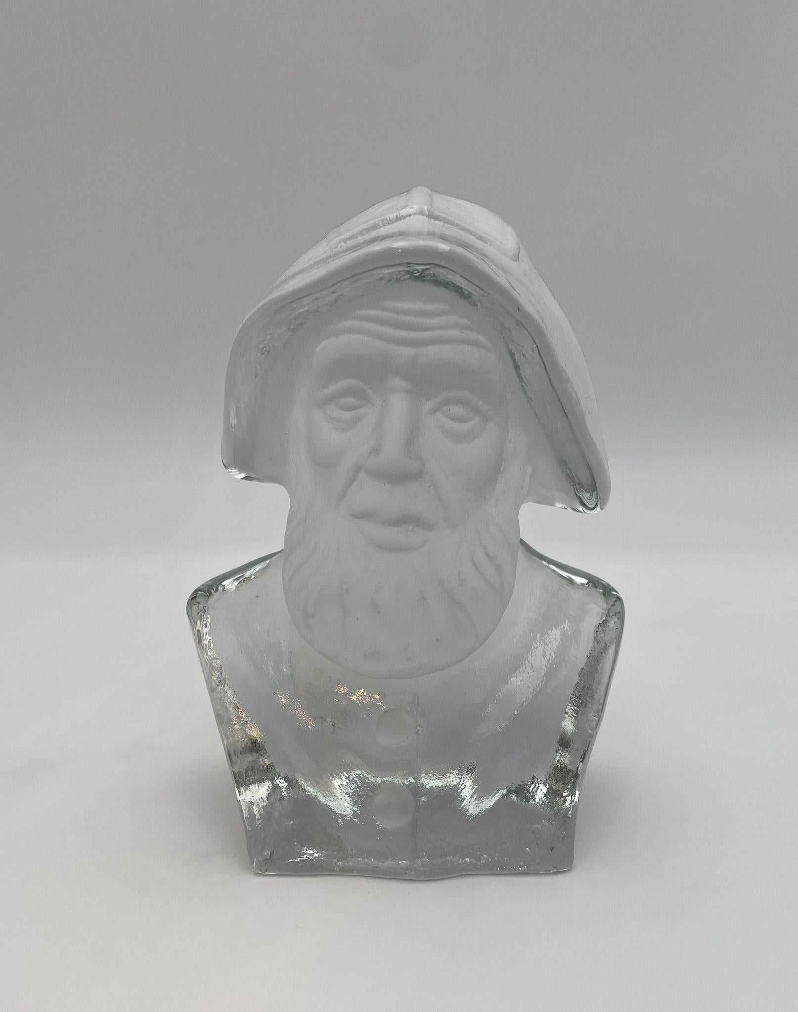 Sculpture de buste de pêcheur Viking en verre, presse-papiers ou serre-livres  États-Unis, 20e siècle.  Conserve l'étiquette d'origine de Viking Glass au dos.  