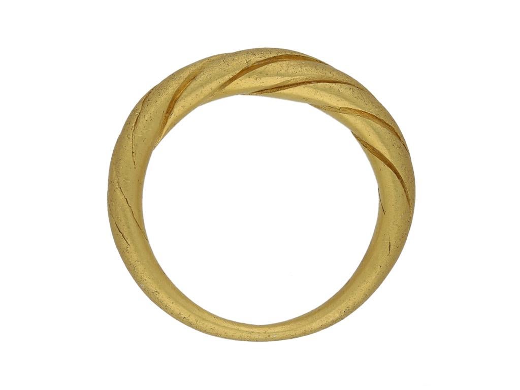 Medievale Anello vichingo a finta torsione inciso in oro, circa 9°-11° secolo ADS. in vendita