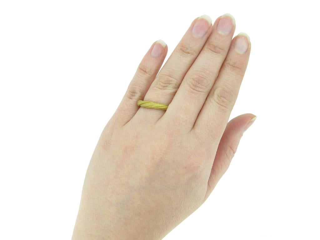 Anello vichingo a finta torsione inciso in oro, circa 9°-11° secolo ADS. In condizioni buone in vendita a London, GB